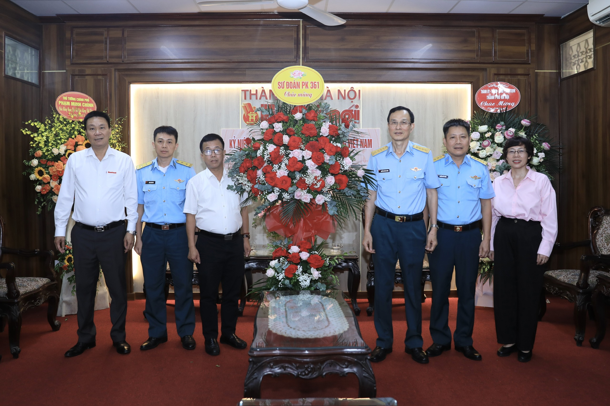 Sư đoàn Phòng không 361 thăm, chúc mừng các cơ quan báo chí nhân kỷ niệm 100 năm ngày Báo chí cách mạng Việt Nam - ảnh 4