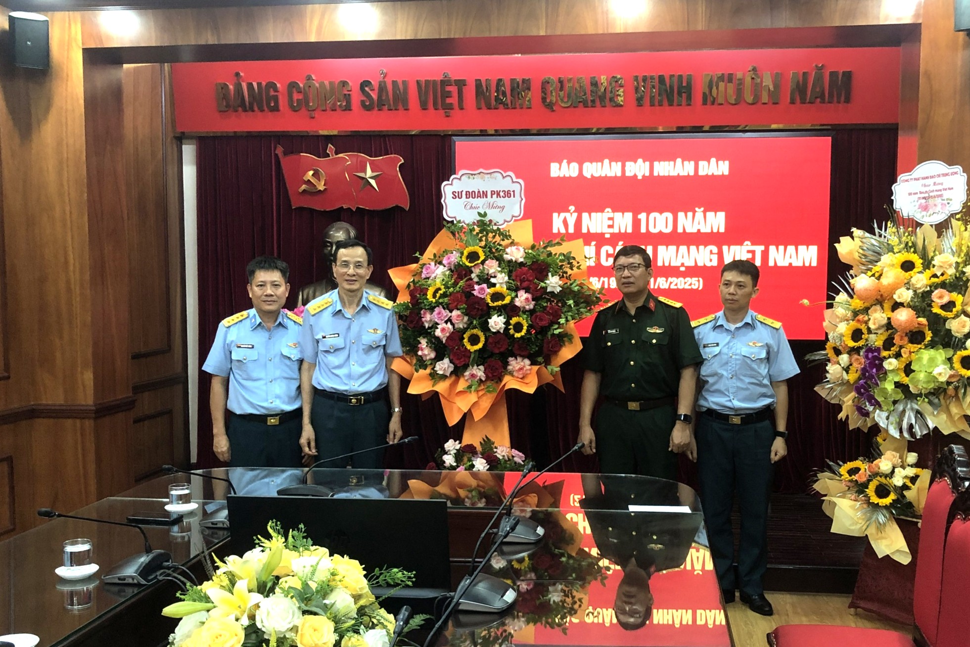 Sư đoàn Phòng không 361 thăm, chúc mừng các cơ quan báo chí nhân kỷ niệm 100 năm ngày Báo chí cách mạng Việt Nam - ảnh 2