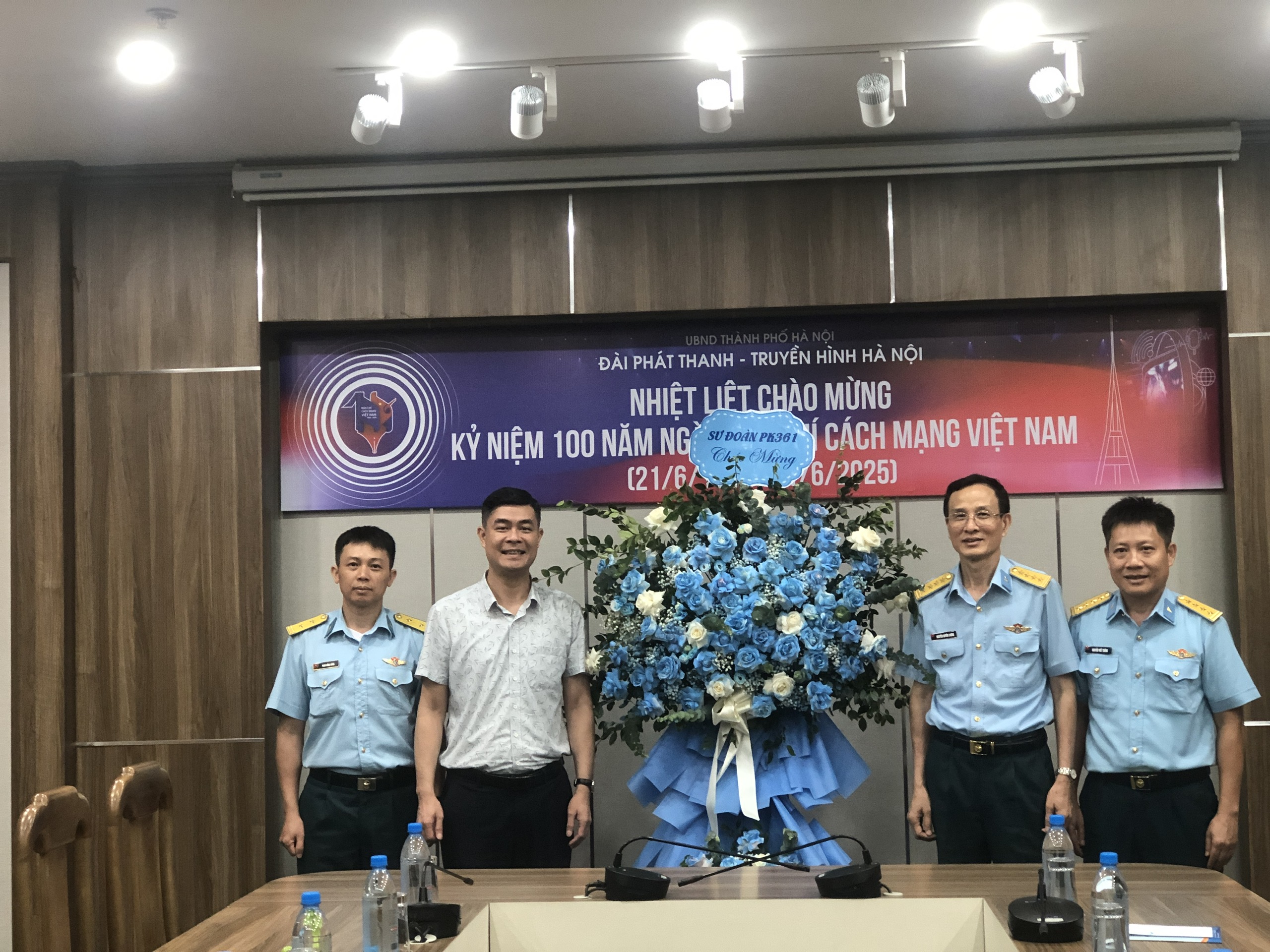 Sư đoàn Phòng không 361 thăm, chúc mừng các cơ quan báo chí nhân kỷ niệm 100 năm ngày Báo chí cách mạng Việt Nam - ảnh 3