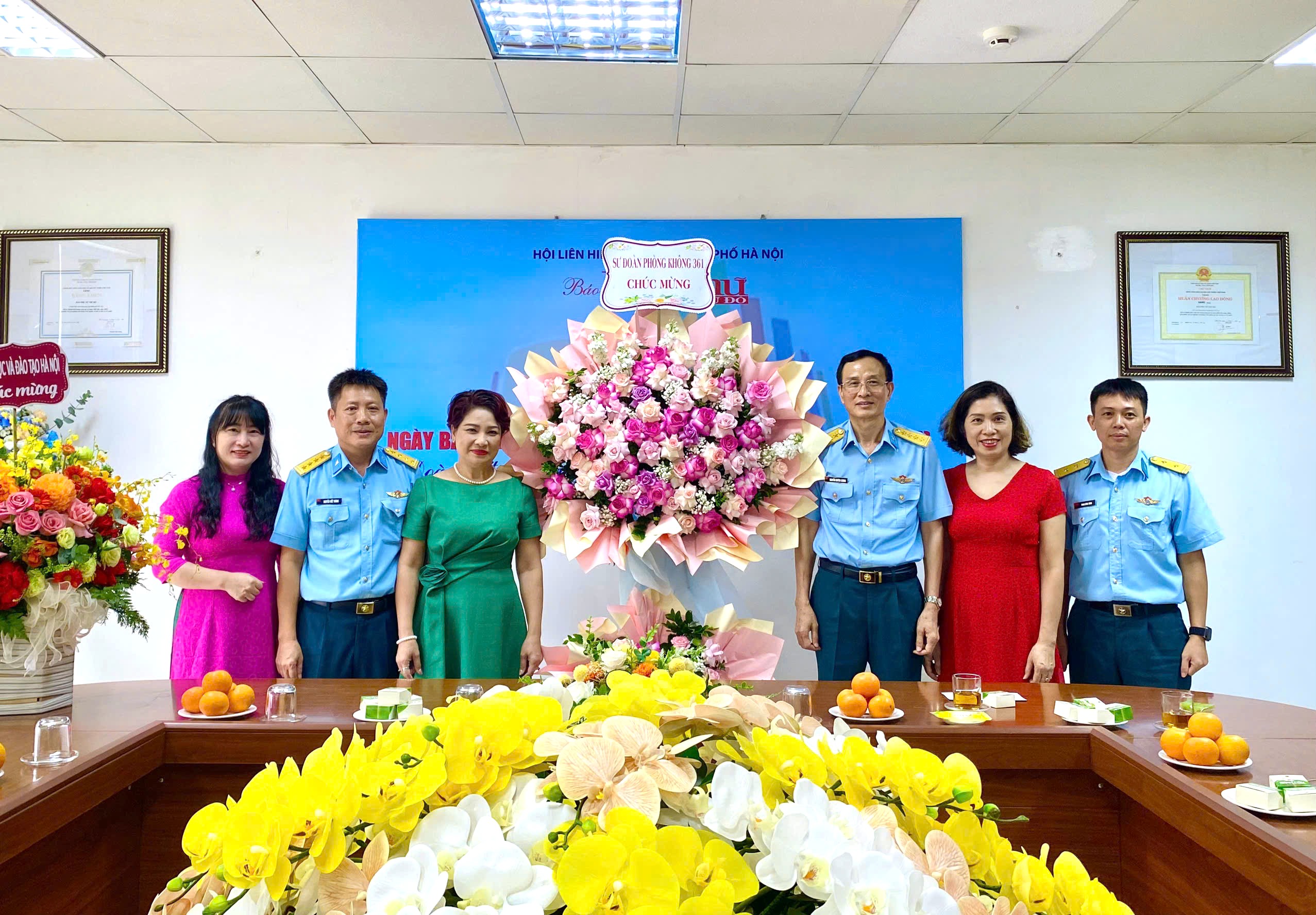 Sư đoàn Phòng không 361 thăm, chúc mừng các cơ quan báo chí nhân kỷ niệm 100 năm ngày Báo chí cách mạng Việt Nam - ảnh 1