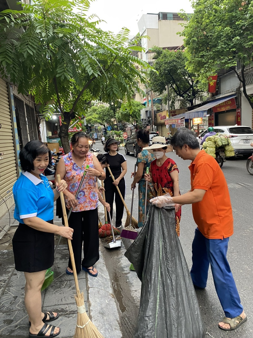 Hội LHPN phường Tây Hồ (mới) sôi nổi ra quân tổng vệ sinh môi trường - ảnh 3
