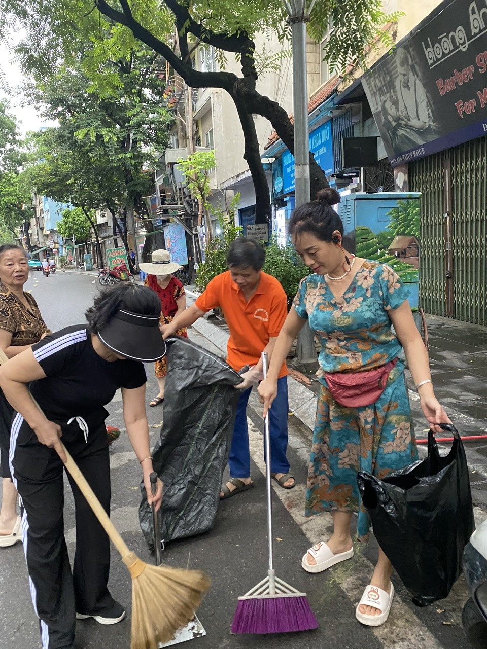 Hội LHPN phường Tây Hồ (mới) sôi nổi ra quân tổng vệ sinh môi trường - ảnh 4