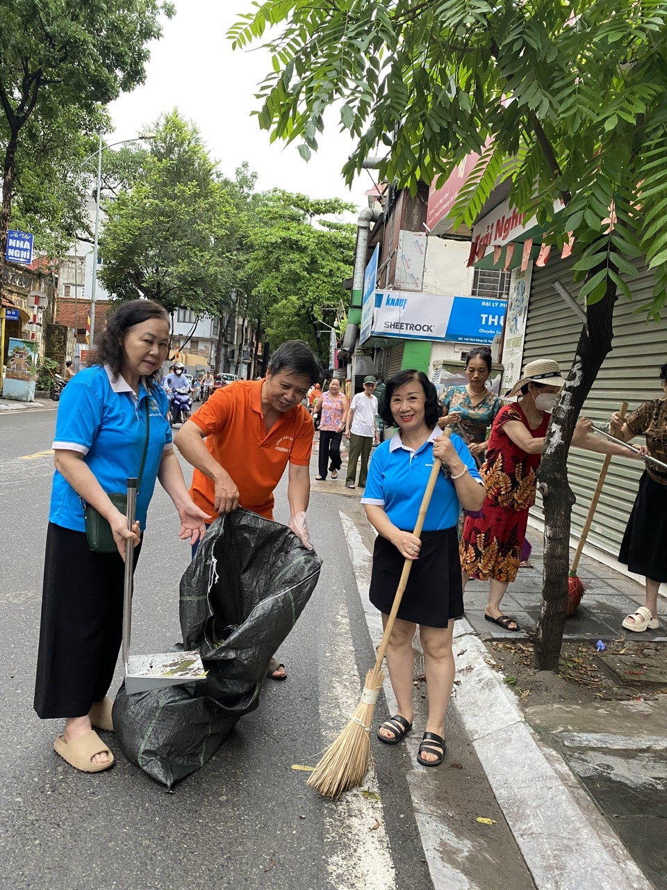 Hội LHPN phường Tây Hồ (mới) sôi nổi ra quân tổng vệ sinh môi trường - ảnh 1