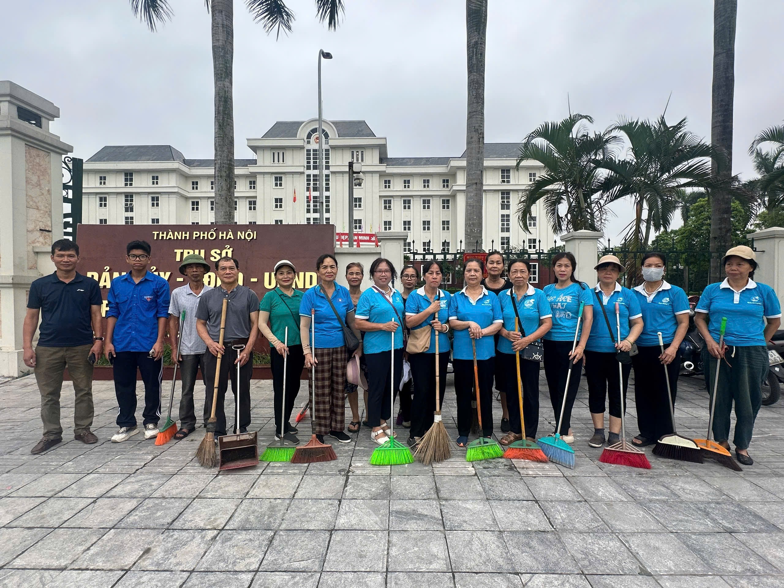 Ra quân tổng vệ sinh môi trường, sẵn sàng đón Lễ công bố vận hành chính quyền địa phương 2 cấp - ảnh 1