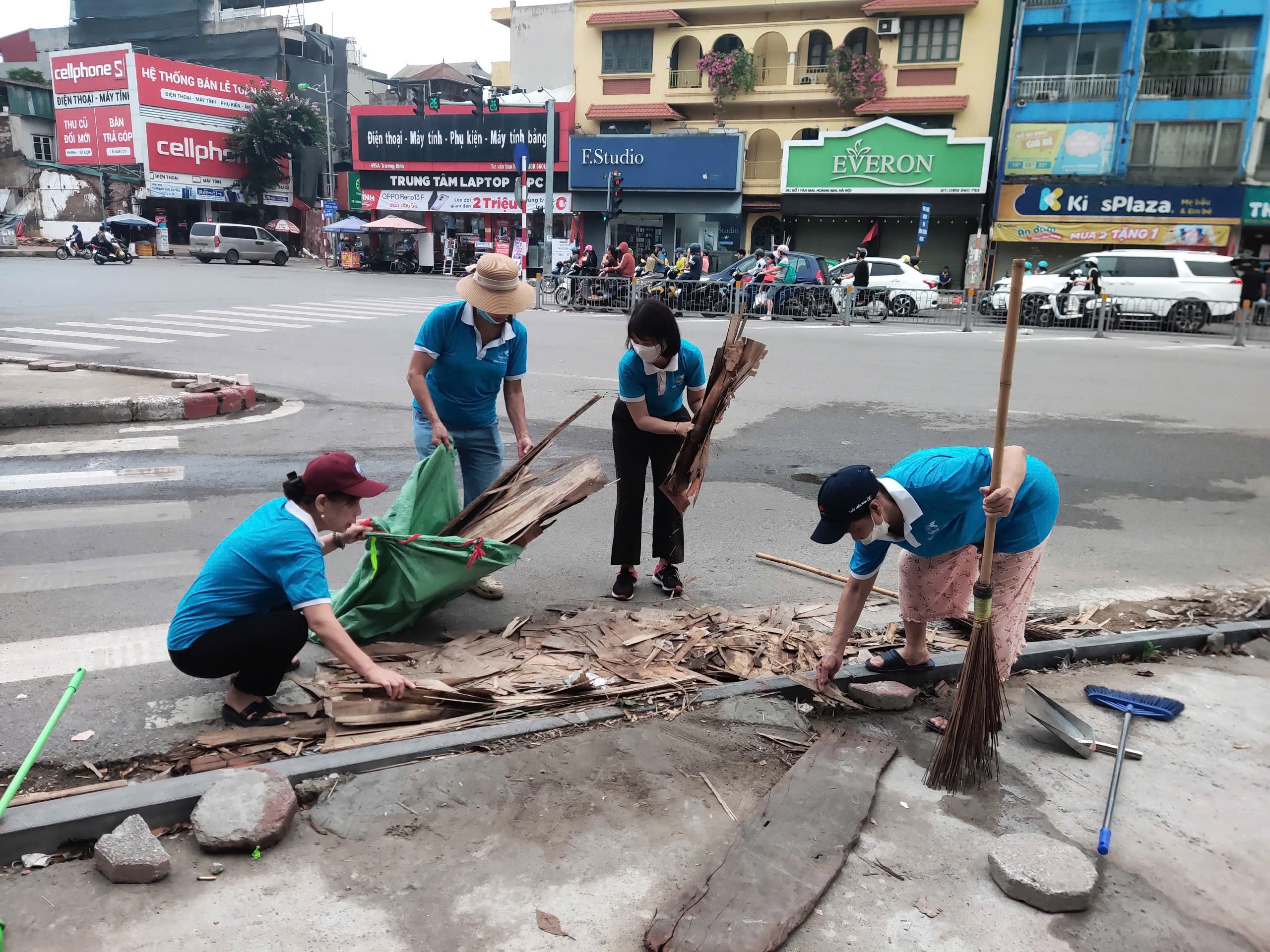 Ra quân tổng vệ sinh môi trường, sẵn sàng đón Lễ công bố vận hành chính quyền địa phương 2 cấp - ảnh 2