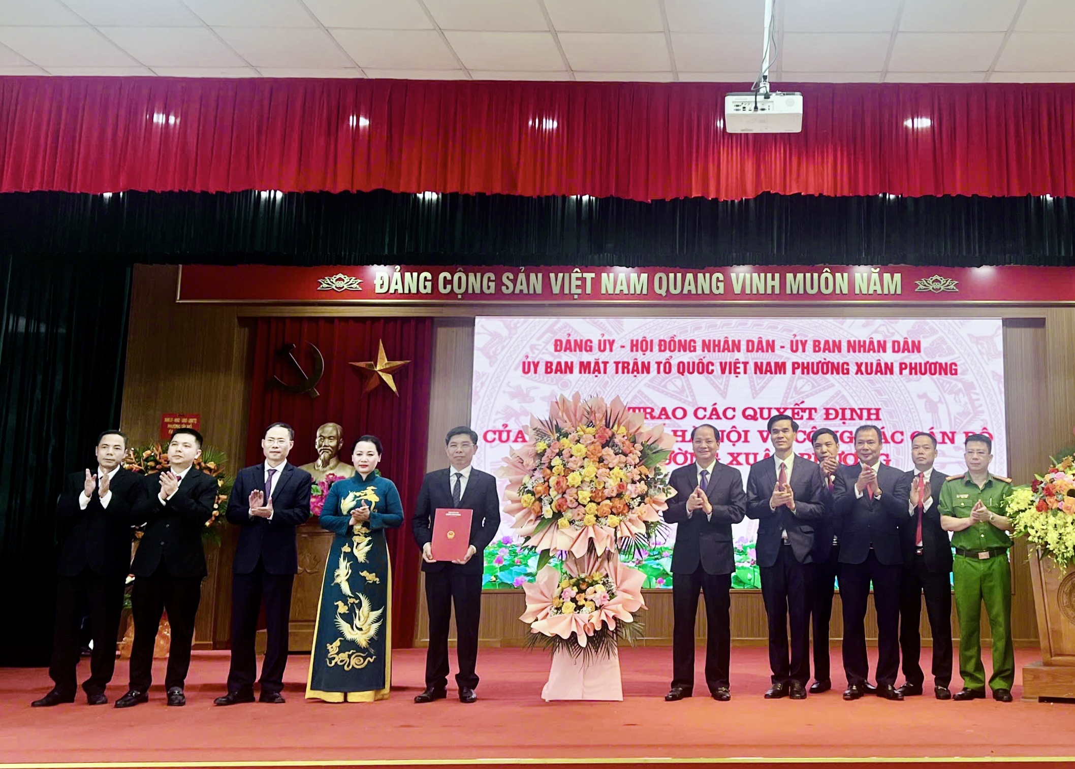 Phường Xuân Phương công bố các quyết định về công tác cán bộ sau sáp nhập - ảnh 1