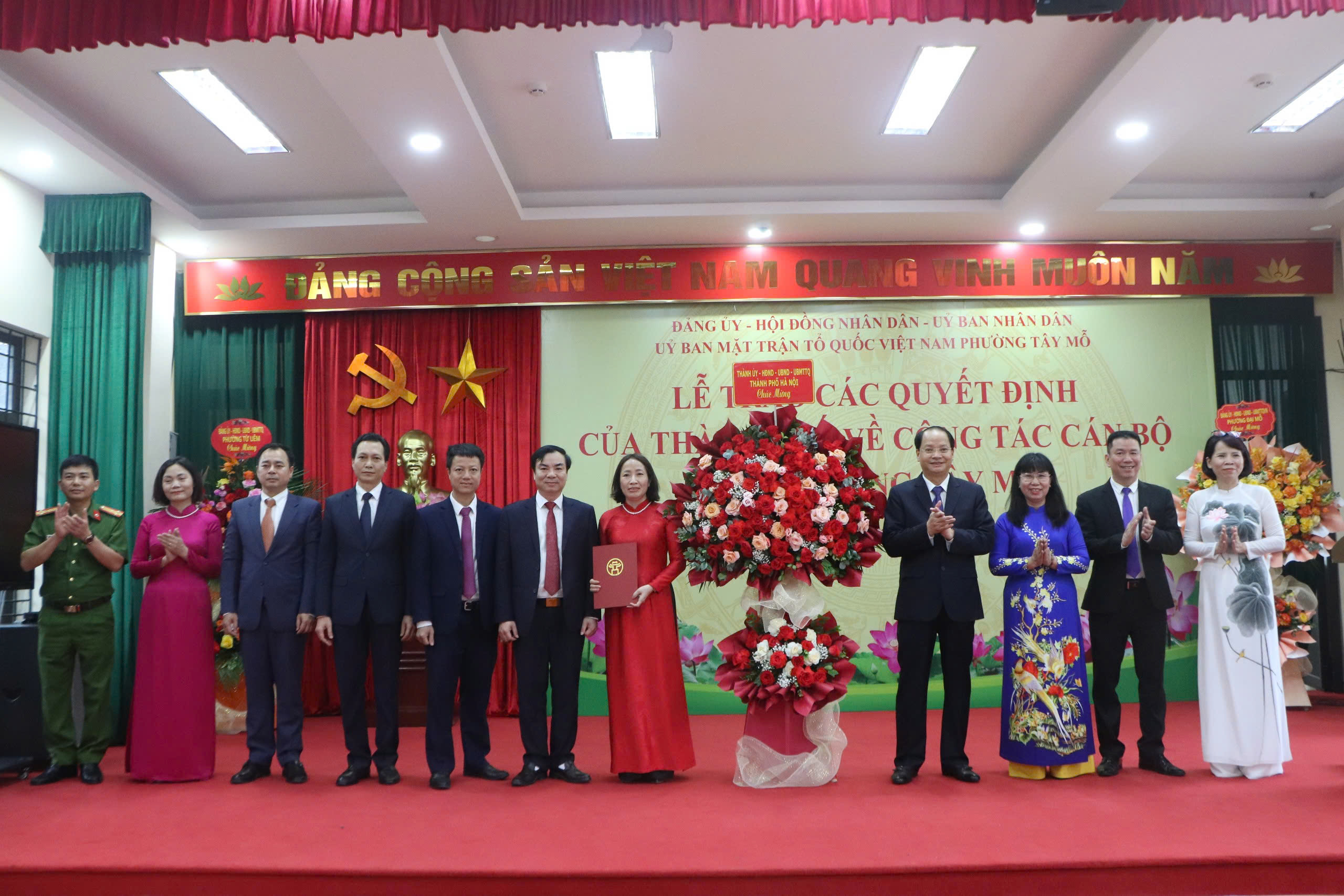 Phường Tây Mỗ công bố quyết định nhân sự, sẵn sàng vận hành mô hình chính quyền 2 cấp - ảnh 1