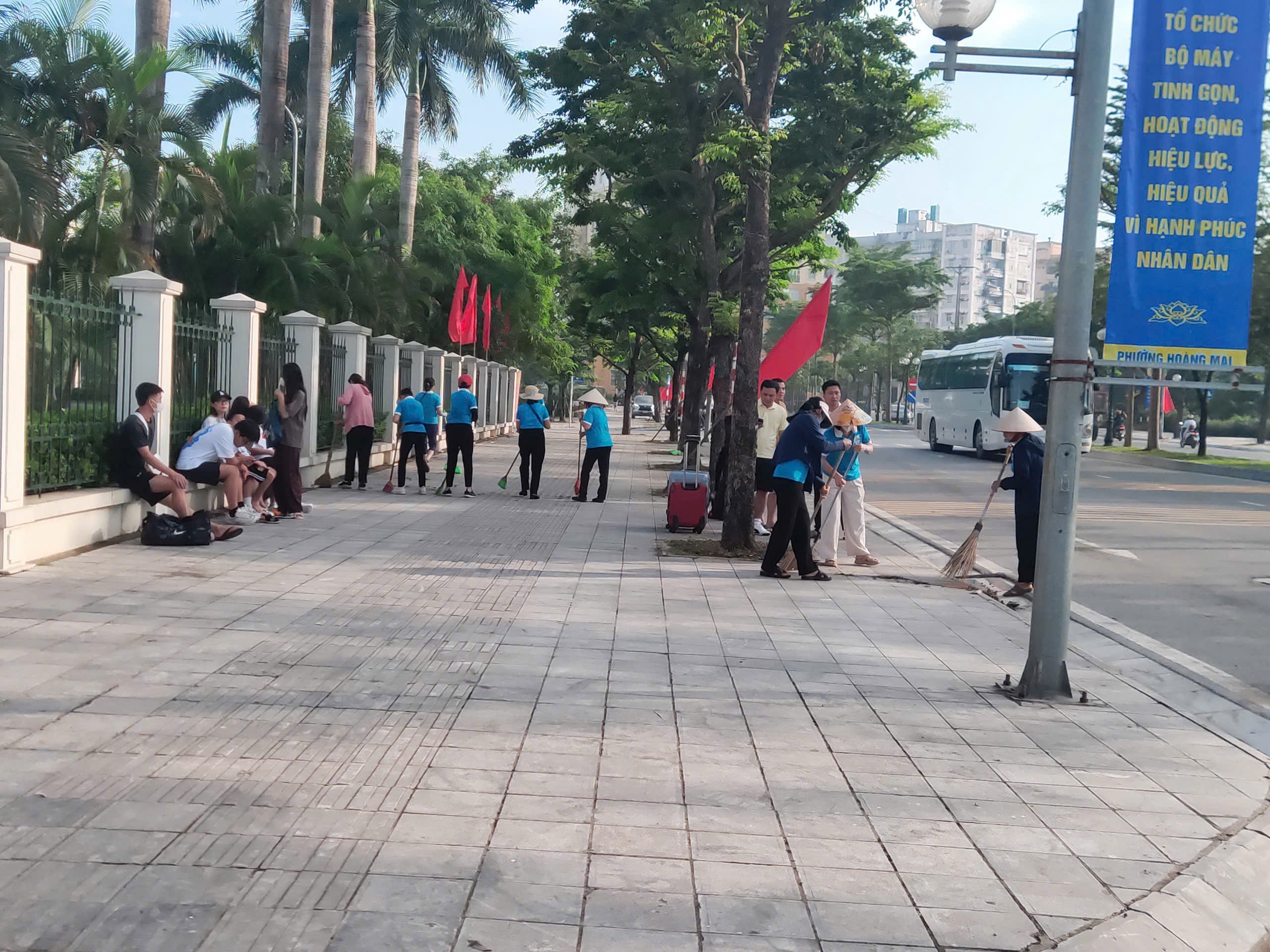Phường Hoàng Mai ra quân vệ sinh môi trường cuối tuần - ảnh 3