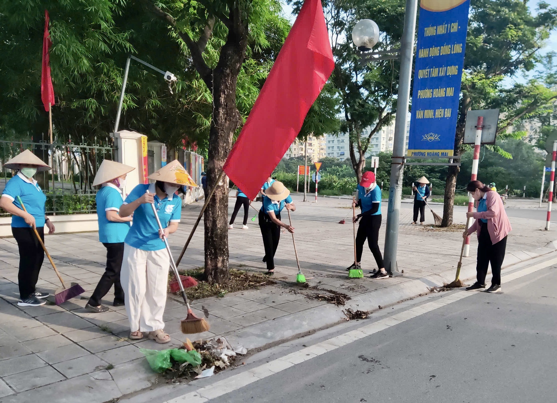 Phường Hoàng Mai ra quân vệ sinh môi trường cuối tuần - ảnh 5