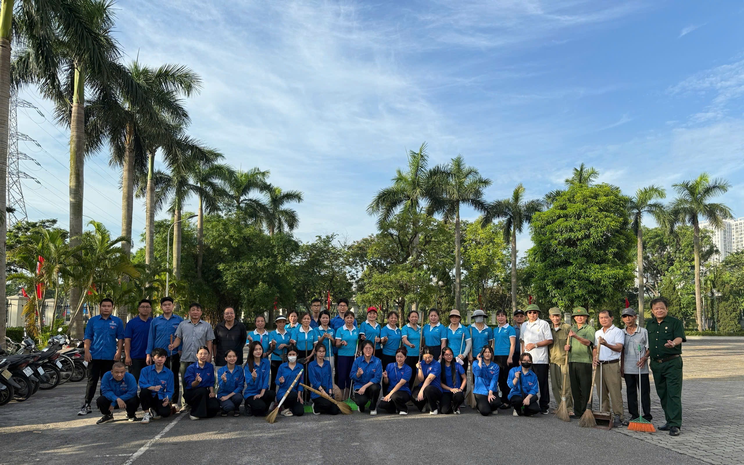 Phường Hoàng Mai ra quân vệ sinh môi trường cuối tuần - ảnh 1