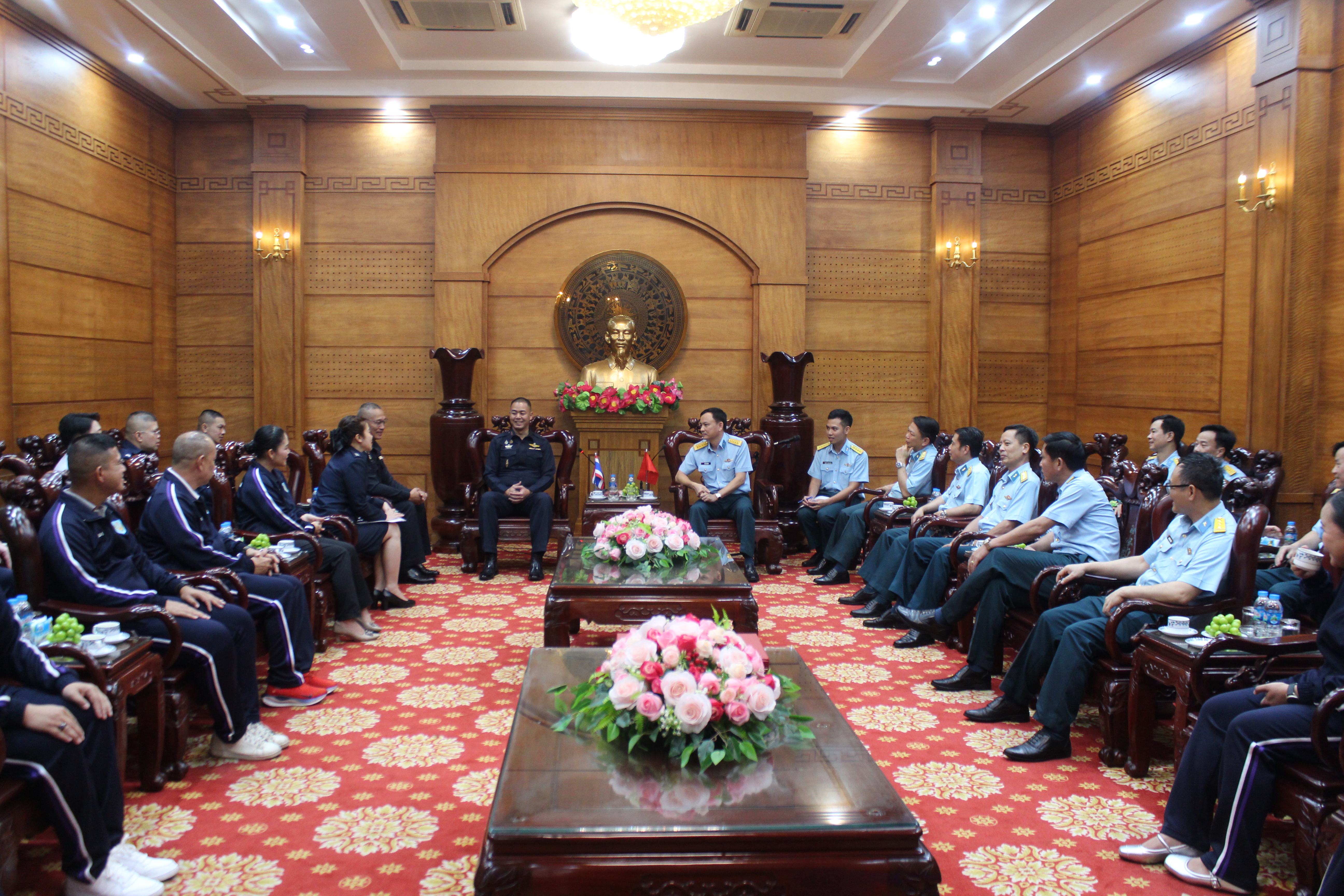 Giao lưu văn nghệ đặc biệt giữa Đoàn Văn công Không quân Thái Lan và Sư đoàn Phòng không 361 - ảnh 1