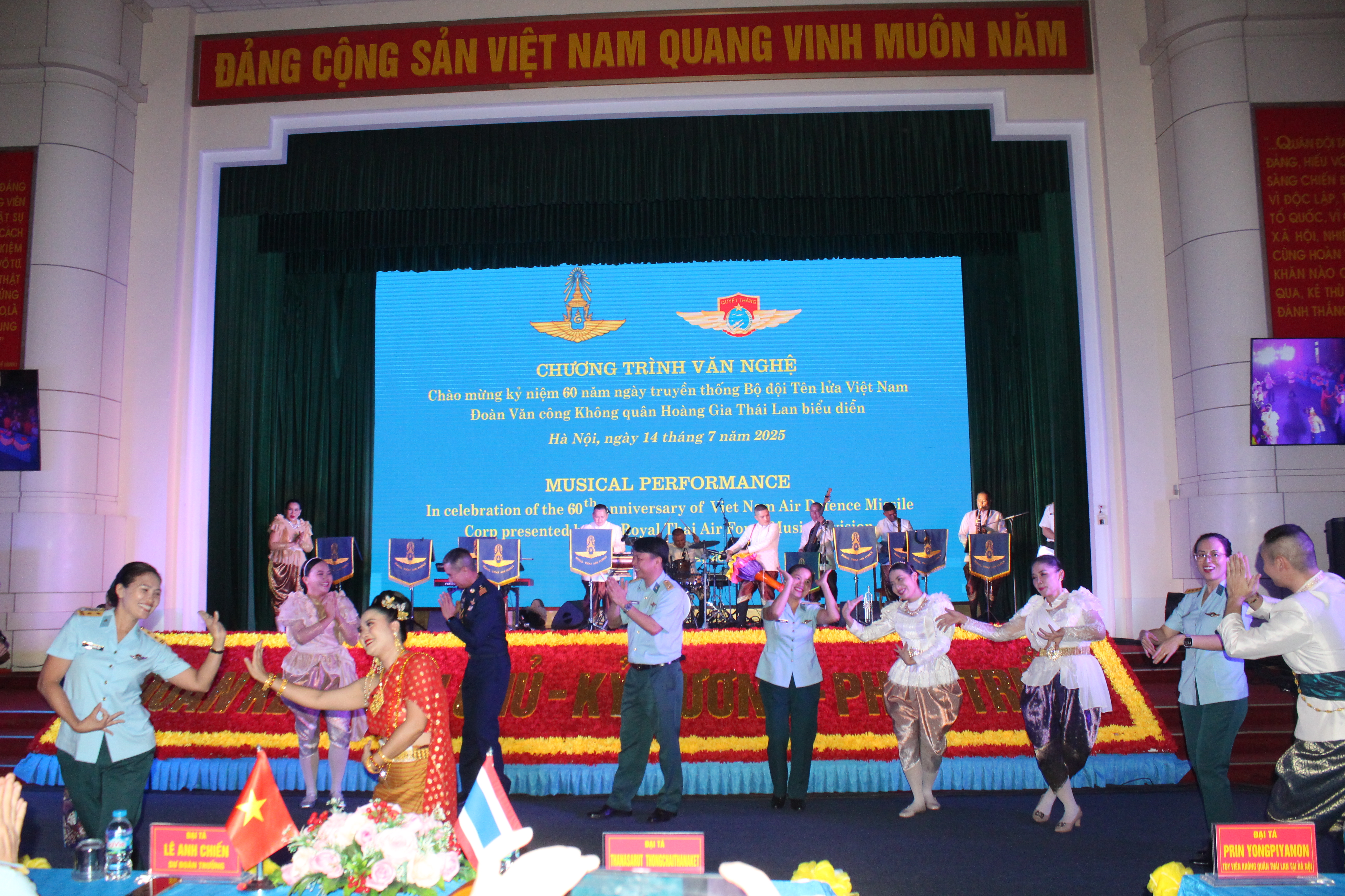 Giao lưu văn nghệ đặc biệt giữa Đoàn Văn công Không quân Thái Lan và Sư đoàn Phòng không 361 - ảnh 6