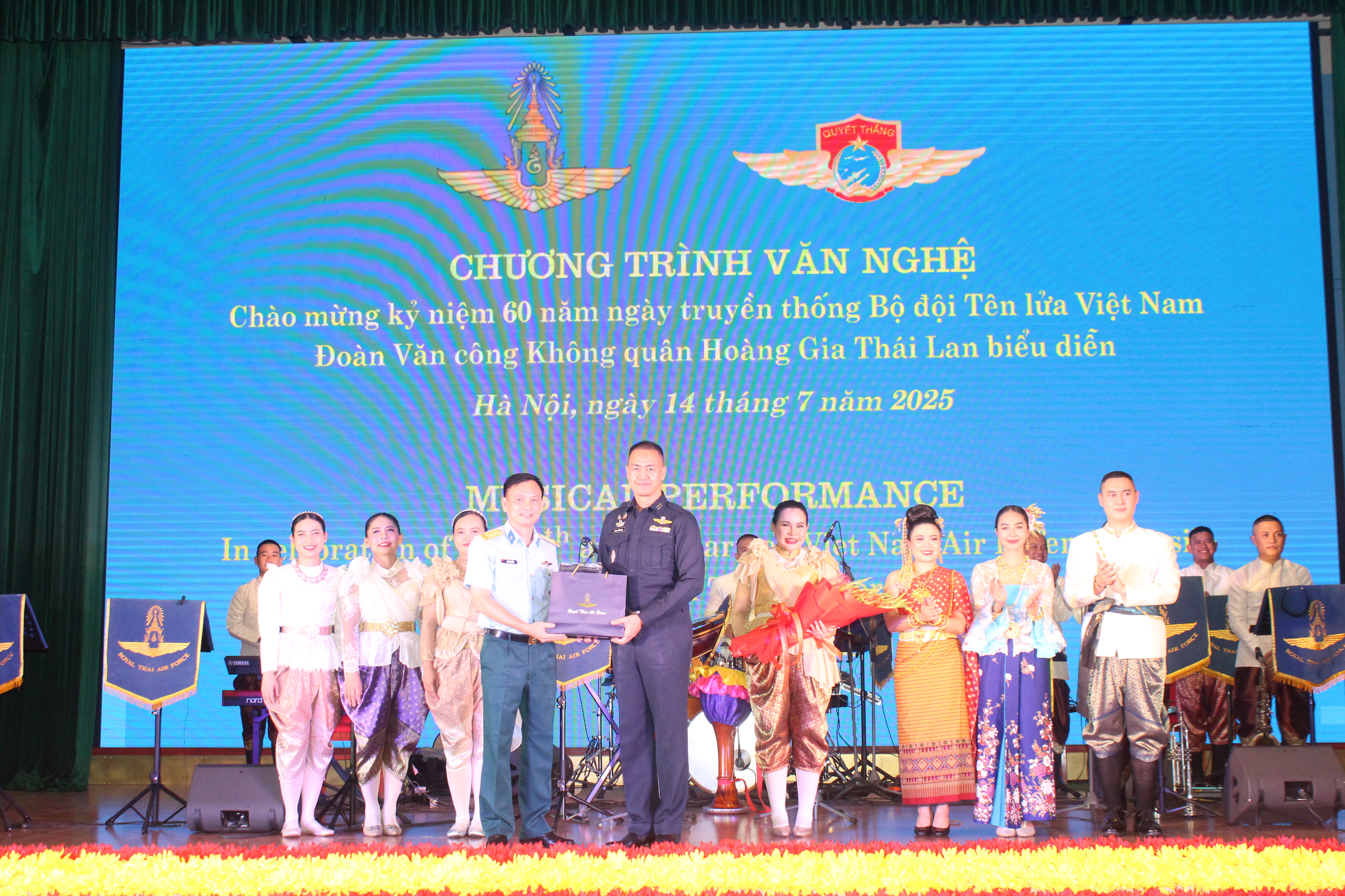 Giao lưu văn nghệ đặc biệt giữa Đoàn Văn công Không quân Thái Lan và Sư đoàn Phòng không 361 - ảnh 5