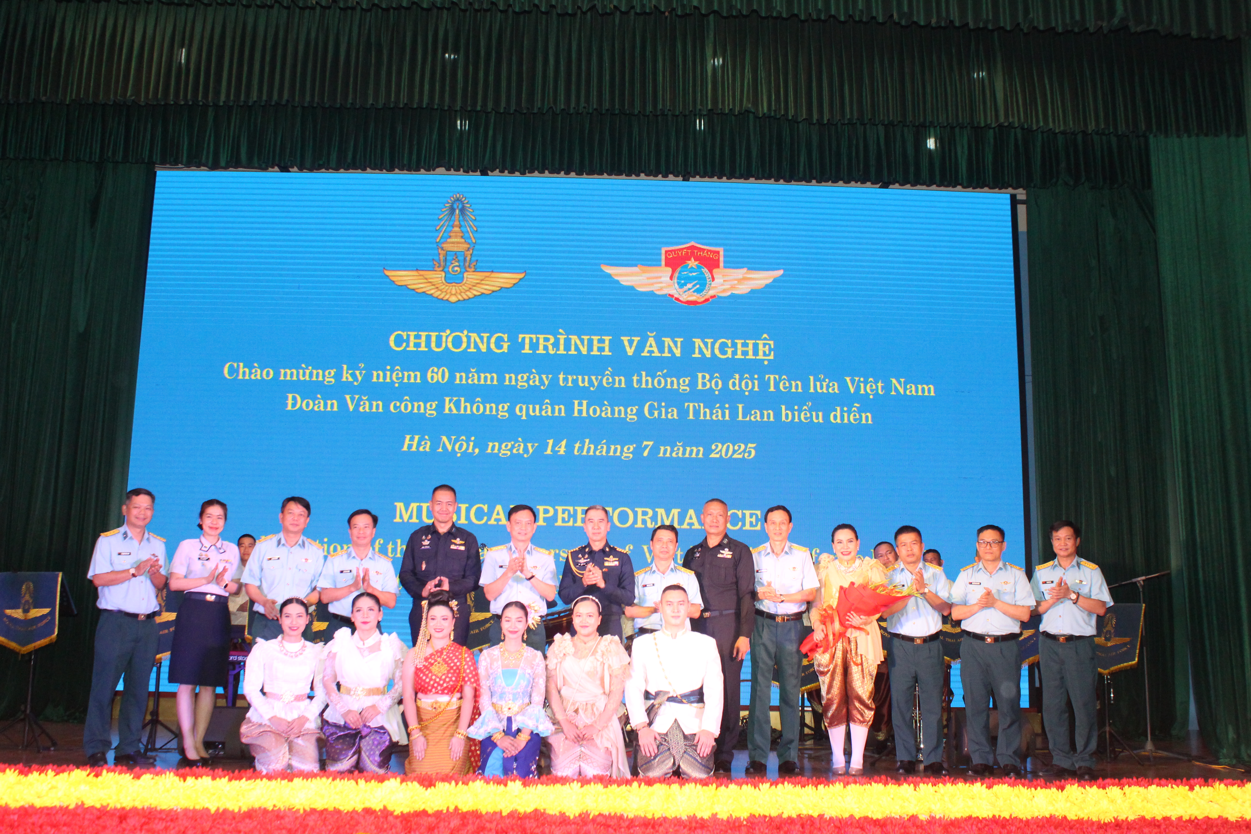 Giao lưu văn nghệ đặc biệt giữa Đoàn Văn công Không quân Thái Lan và Sư đoàn Phòng không 361 - ảnh 4