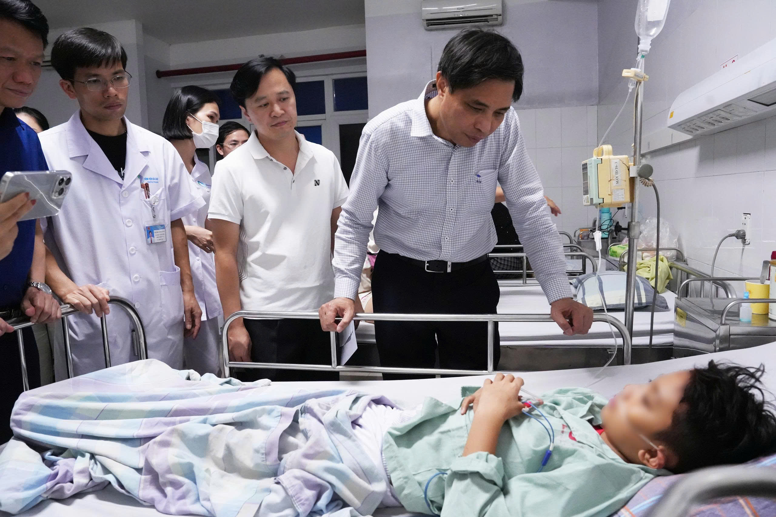 Nỗ lực cứu chữa các nạn nhân vụ lật tàu trên Vịnh Hạ Long - ảnh 2