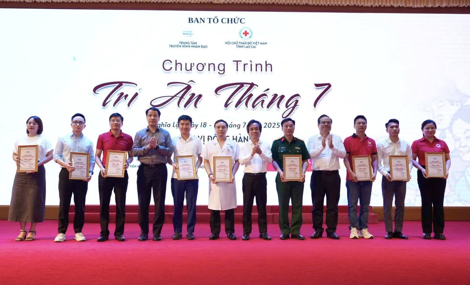Bệnh viện Hữu Nghị khám, cấp phát thuốc miễn phí cho 300 đối tượng chính sách tại Lào Cai - ảnh 6