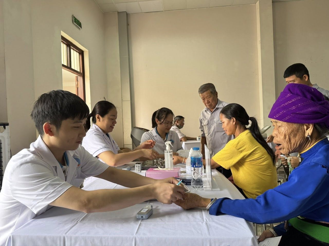 Bệnh viện Hữu Nghị khám, cấp phát thuốc miễn phí cho 300 đối tượng chính sách tại Lào Cai - ảnh 1