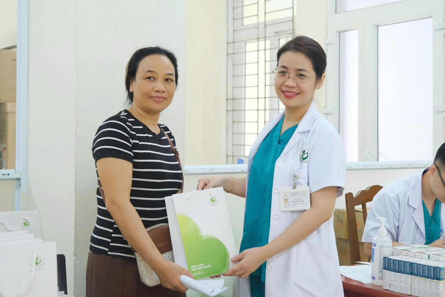 Bệnh viện Phụ sản Hà Nội: Nghĩa tình từ hậu phương đến nơi đầu sóng - ảnh 14
