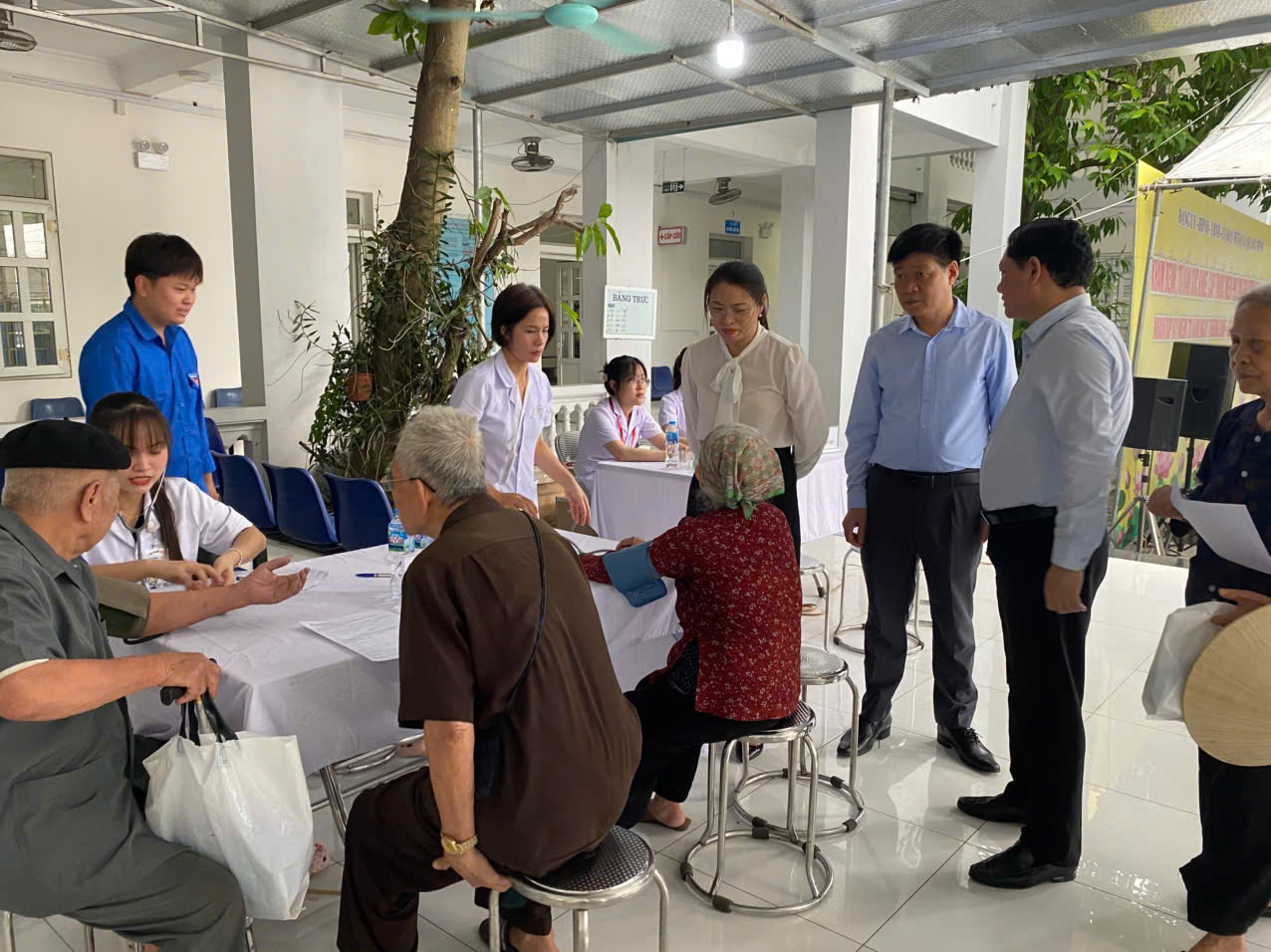 Xã Quang Minh: Khám bệnh, cấp phát thuốc miễn phí cho 400 người có công - ảnh 1