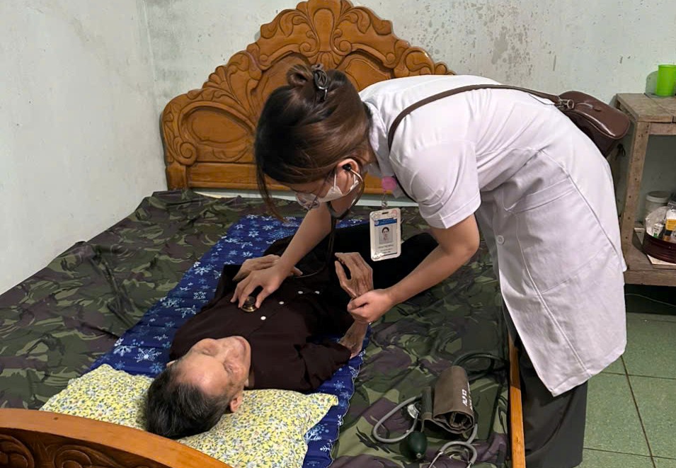 Xã Quang Minh: Khám bệnh, cấp phát thuốc miễn phí cho 400 người có công - ảnh 2