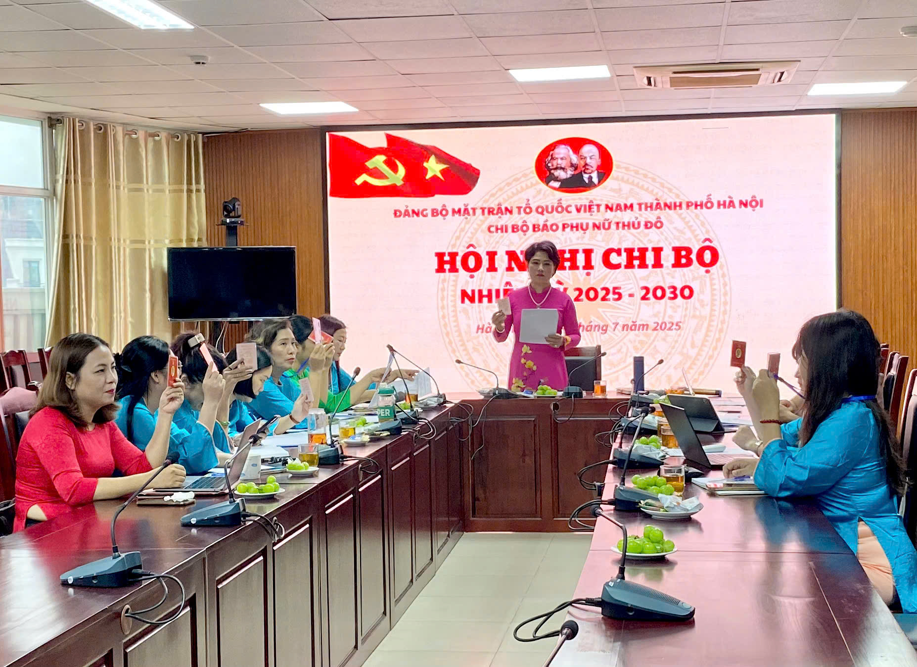 Chi bộ Báo Phụ nữ Thủ đô góp ý các dự thảo Văn kiện Đại hội Đảng - ảnh 3
