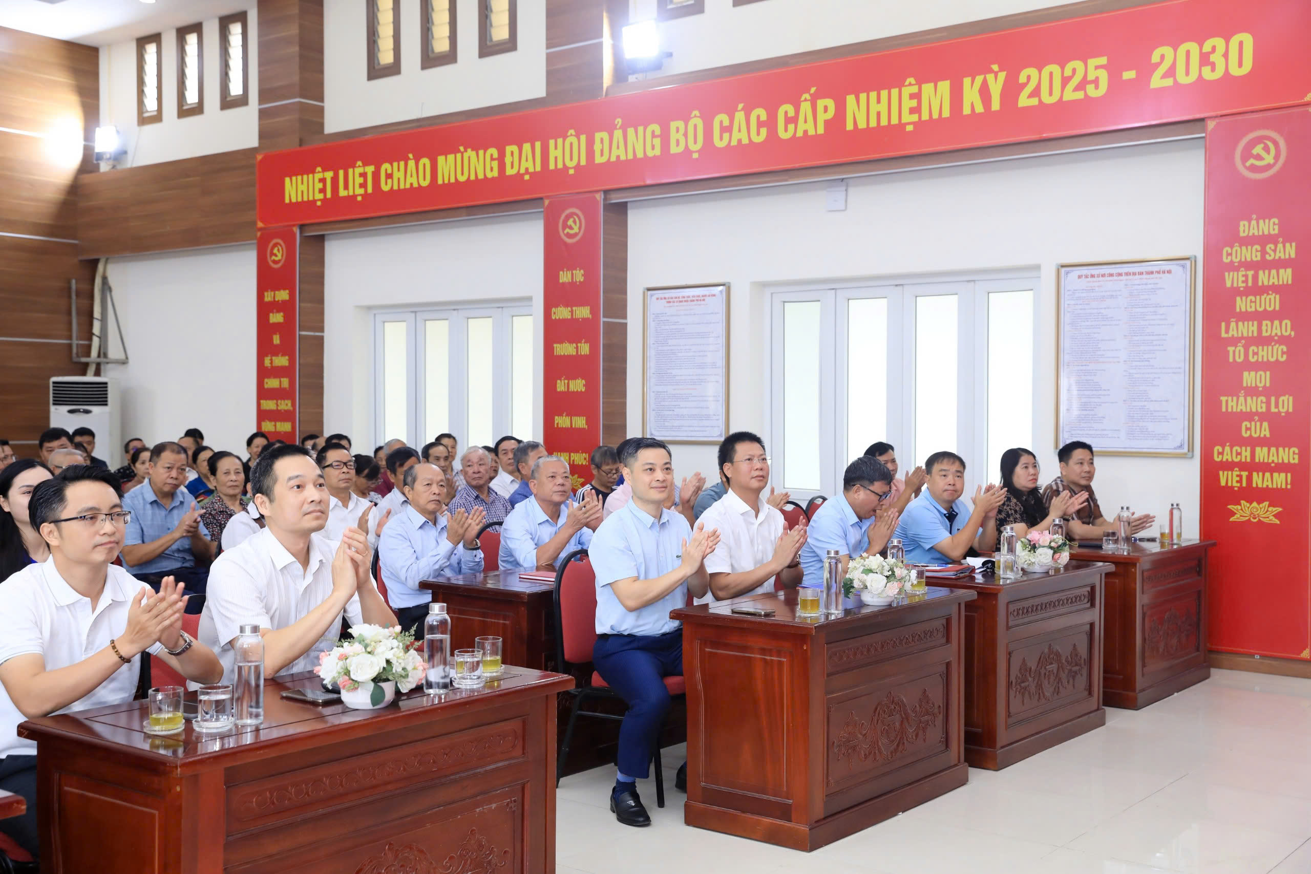Phường Phú Thượng ra quân 45 ngày đêm, đưa công nghệ số đến tận người dân - ảnh 1