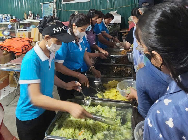 Hội Phụ nữ phường Hoàng Mai mang “Bếp cơm nghĩa tình” đến sẻ chia cùng bệnh nhân Bệnh viện K2 - ảnh 1