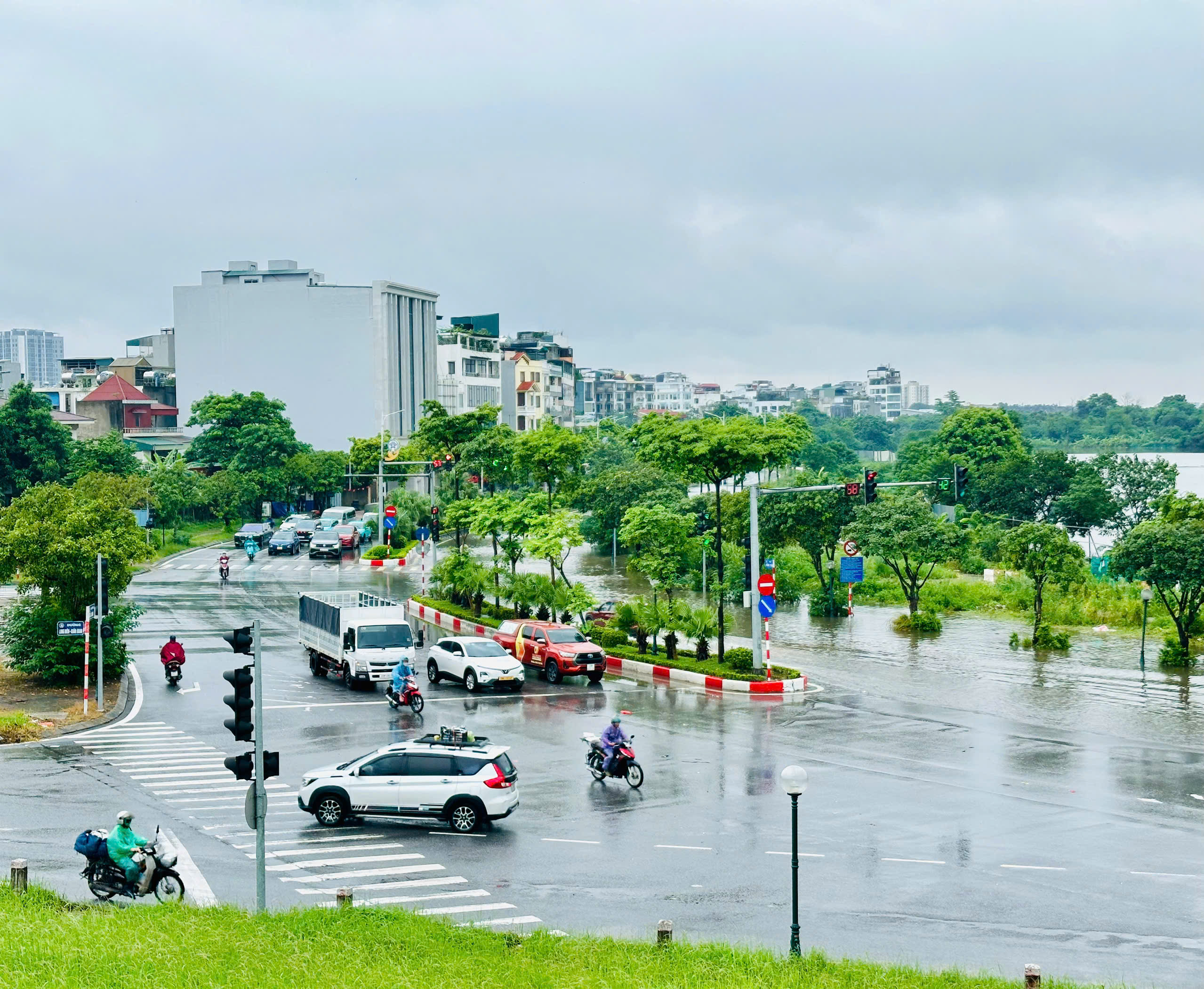 Mưa kéo dài gây ngập úng tại khu vực đường Cổ Linh, Ngọc Lâm - ảnh 9