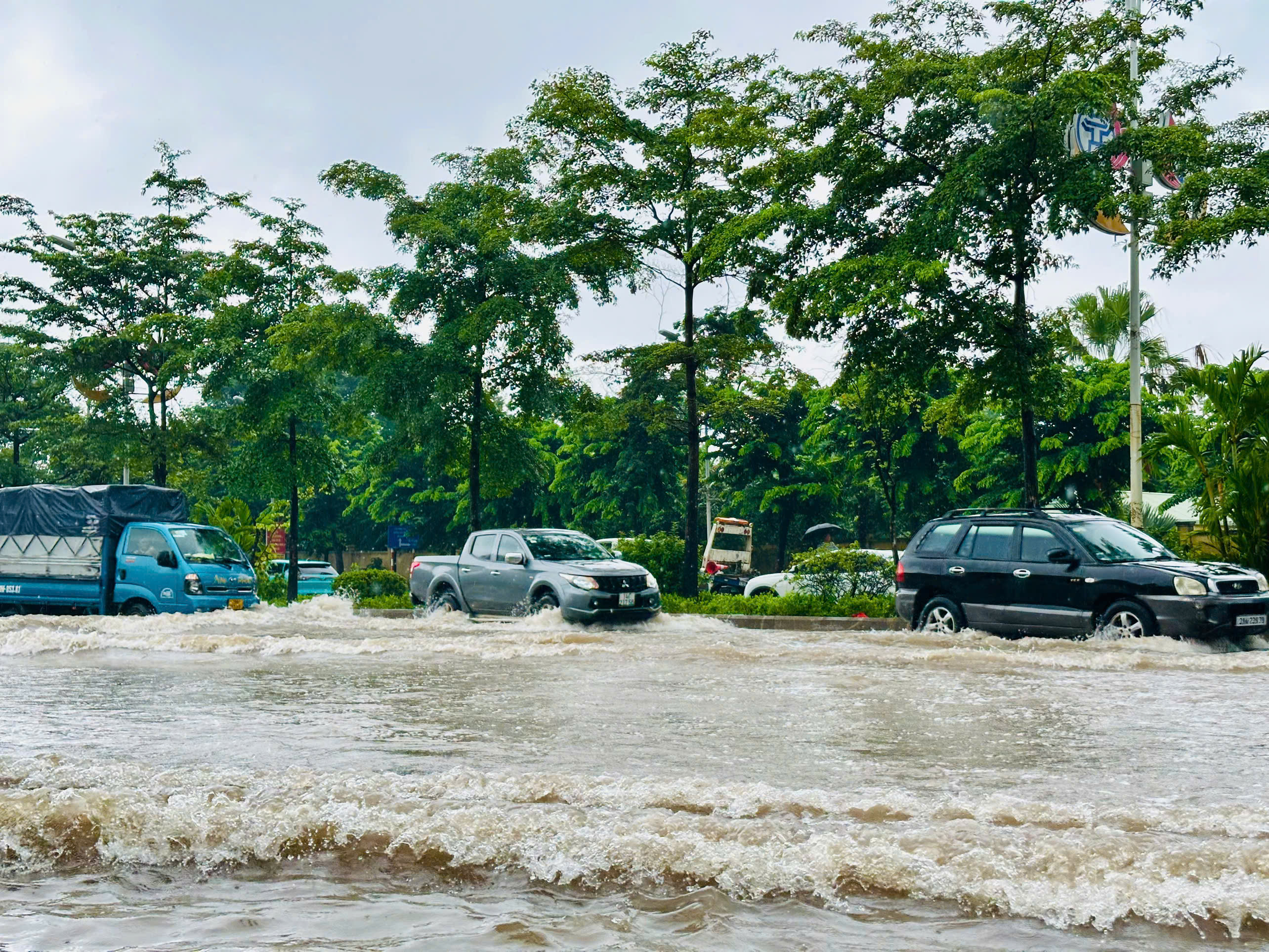 Mưa kéo dài gây ngập úng tại khu vực đường Cổ Linh, Ngọc Lâm - ảnh 2