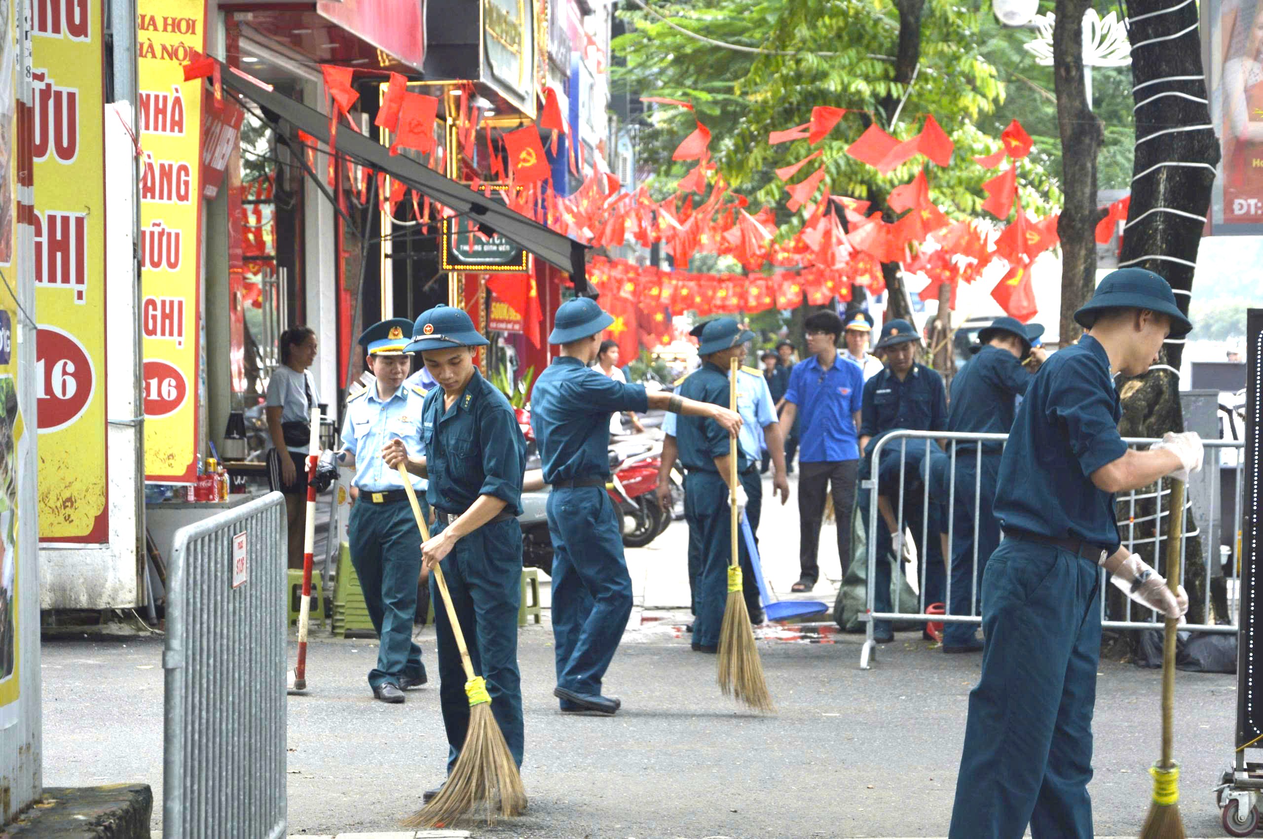 Tuổi trẻ Sư đoàn Phòng không 361 và đoàn viên Yên Hoà làm đẹp phố phường đón Quốc khánh - ảnh 4