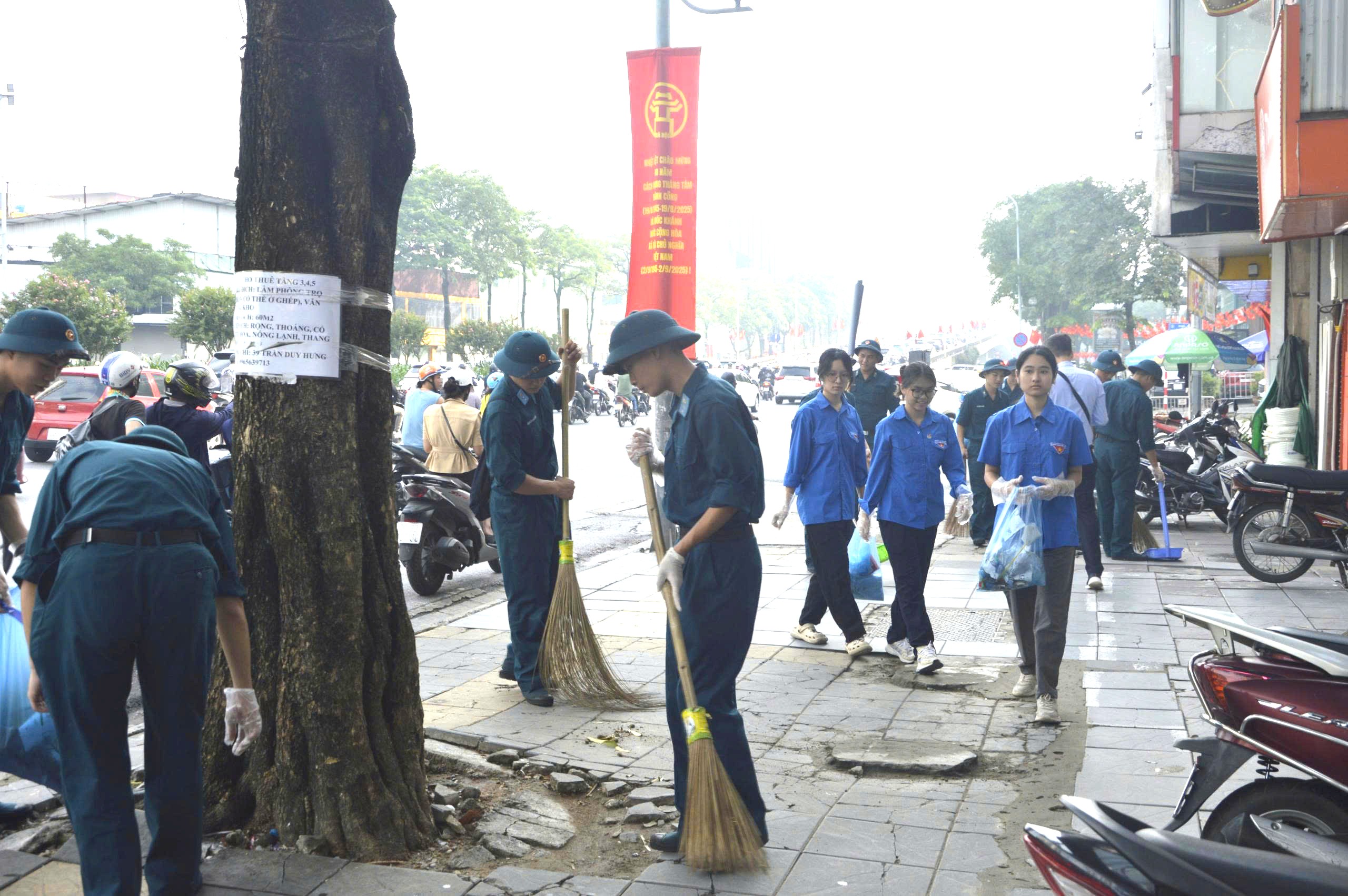 Tuổi trẻ Sư đoàn Phòng không 361 và đoàn viên Yên Hoà làm đẹp phố phường đón Quốc khánh - ảnh 3