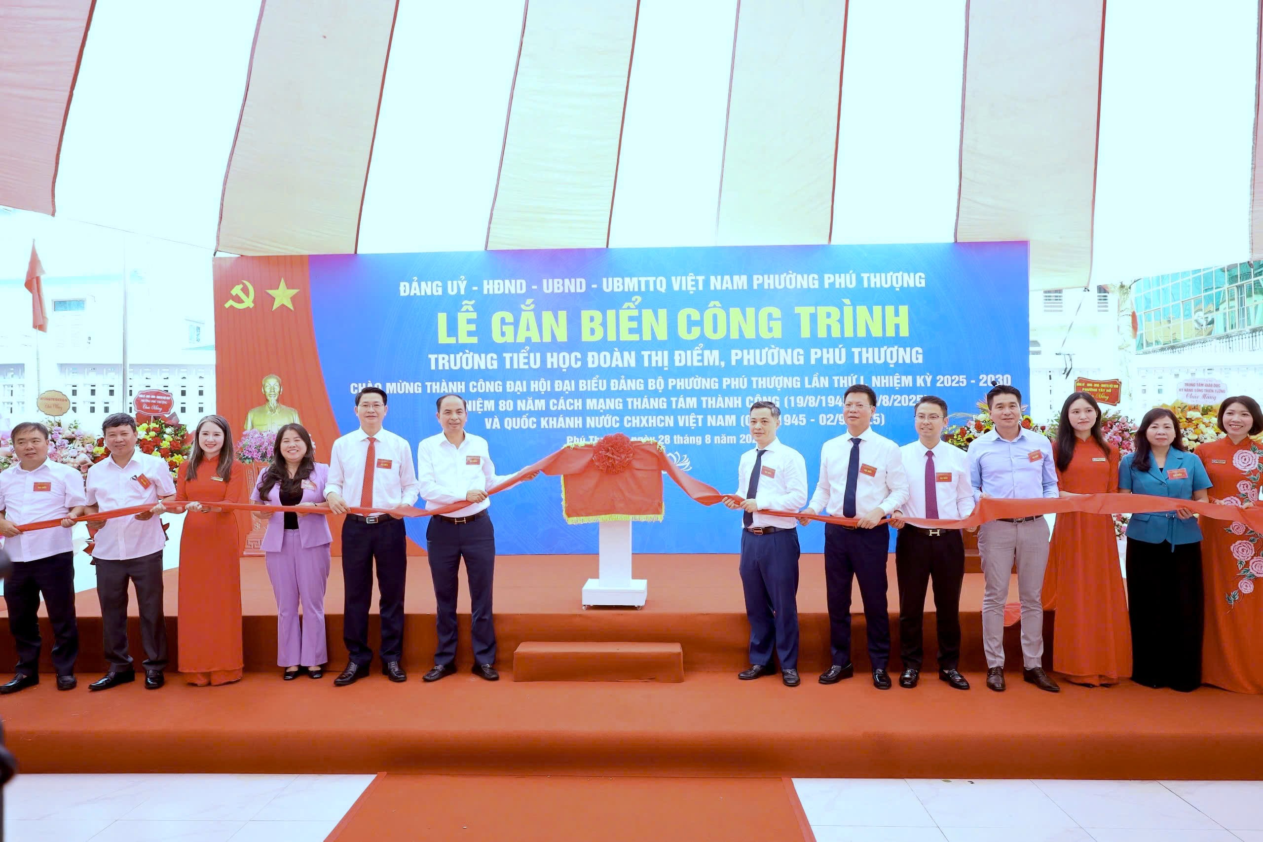 Phú Thượng gắn biển công trình trường TH Đoàn Thị Điểm: Chào Đại hội Đảng bộ và Quốc khánh 2/9 - ảnh 1