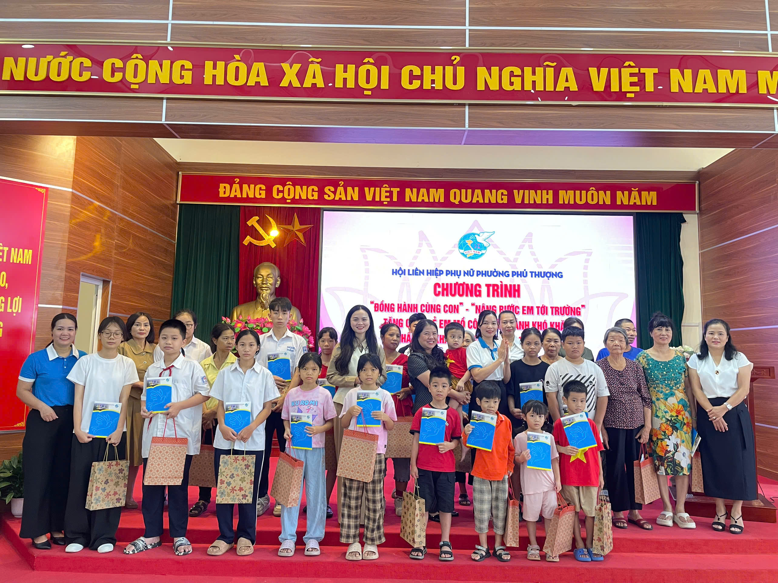 Hơn 40 trẻ mồ côi, hoàn cảnh khó khăn được tiếp sức đến trường - ảnh 1