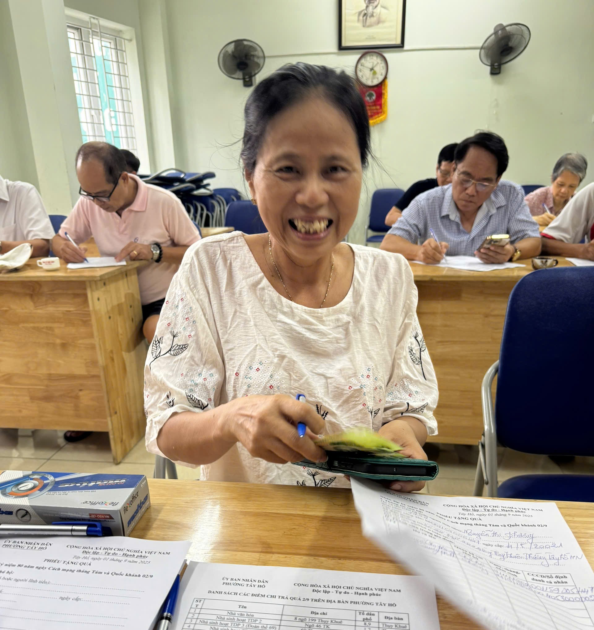 Người dân Tây Hồ rộn ràng nhận quà 80 năm Quốc khánh - ảnh 1