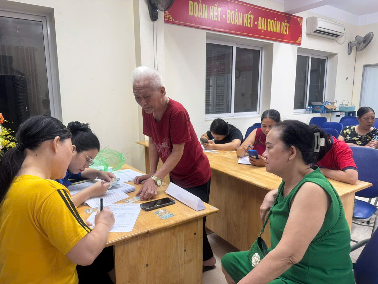 Người dân Tây Hồ rộn ràng nhận quà 80 năm Quốc khánh - ảnh 3