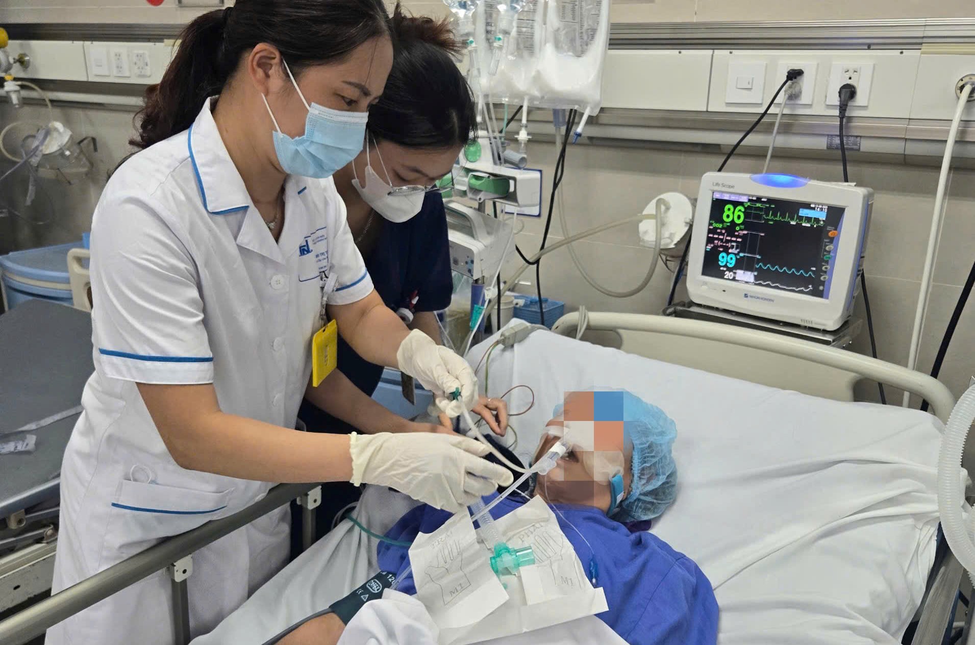 Uống nhầm Methadone trong chai nước ngọt, cụ bà nhập viện nguy kịch - ảnh 1