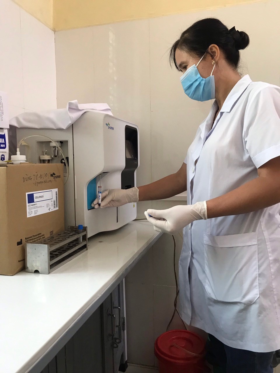 Nữ chiến sĩ áo trắng tận tụy ở bệnh xá Học viện Chính trị - ảnh 1