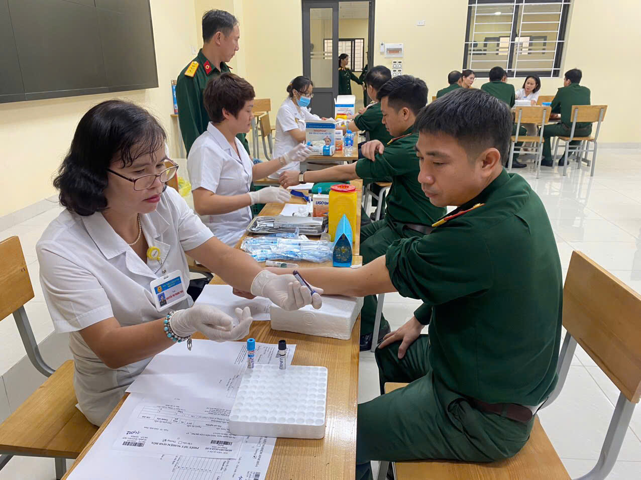 Nữ chiến sĩ áo trắng tận tụy ở bệnh xá Học viện Chính trị - ảnh 2