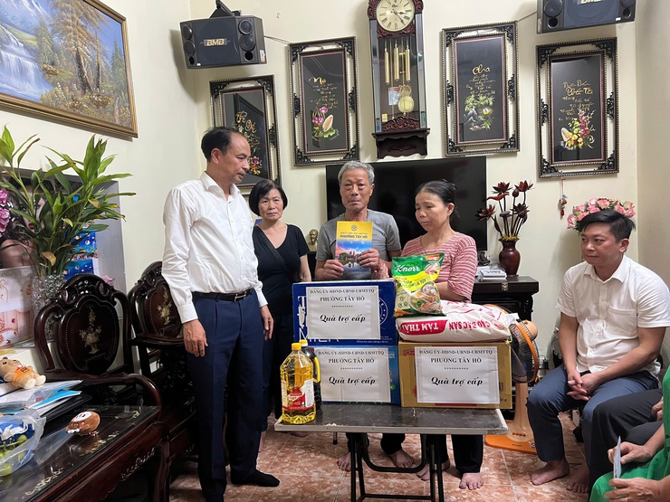 Lãnh đạo phường Tây Hồ thăm hỏi, hỗ trợ gia đình bị cháy nhà tại đường Lạc Long Quân - ảnh 1