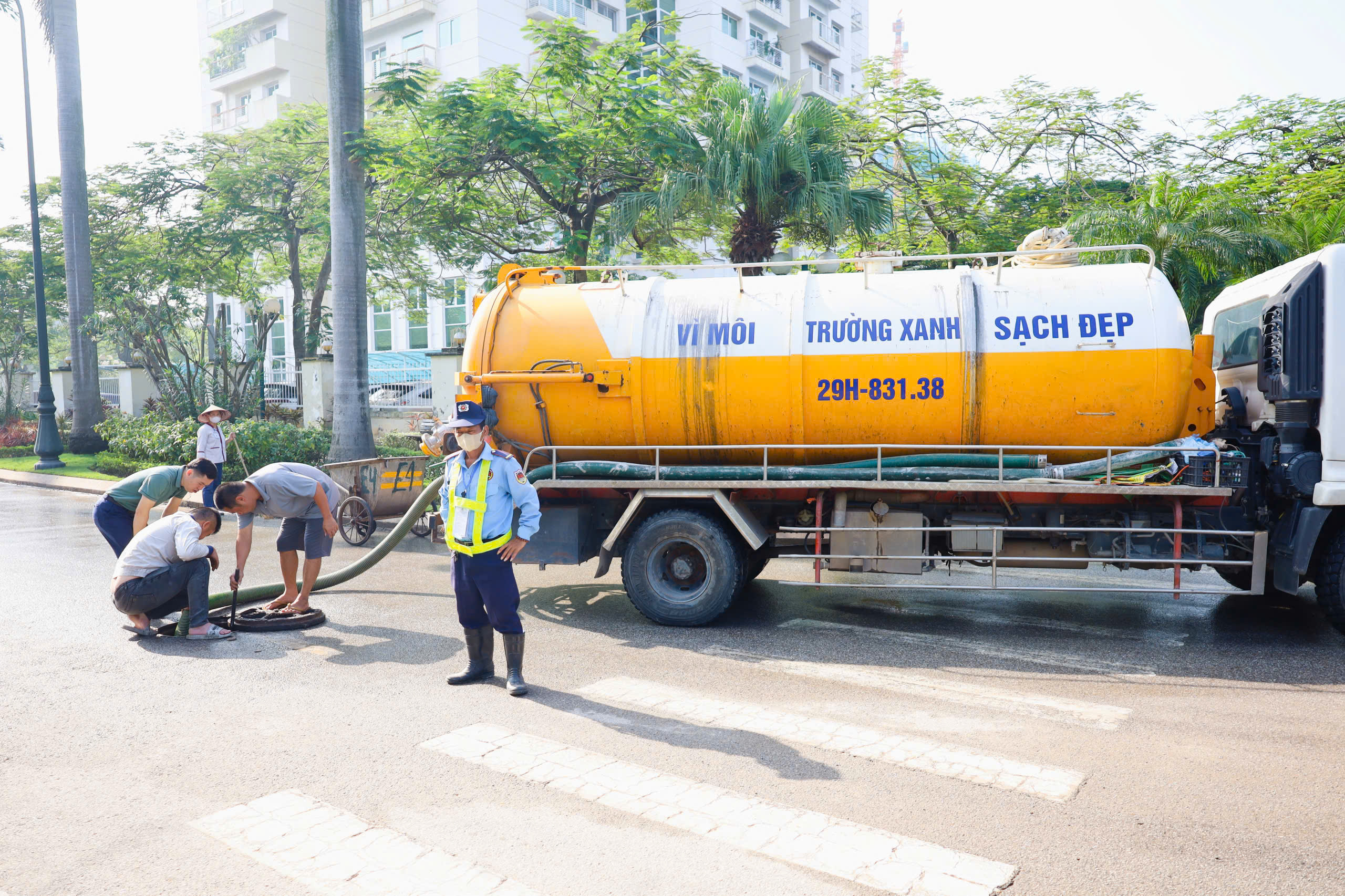Phú Thượng ra quân vệ sinh môi trường, chủ động ứng phó bão số 11 - ảnh 2