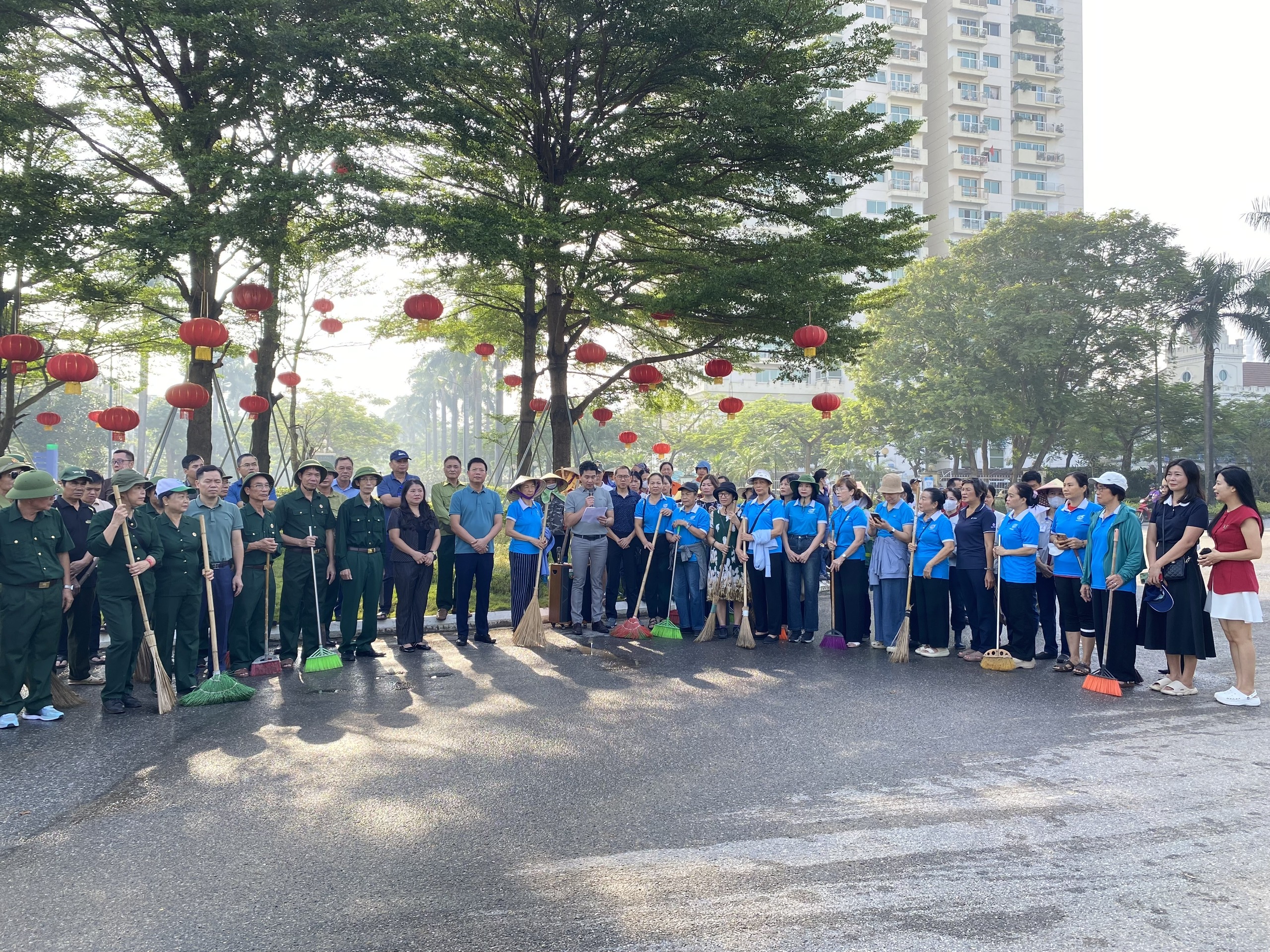 Phú Thượng ra quân vệ sinh môi trường, chủ động ứng phó bão số 11 - ảnh 1