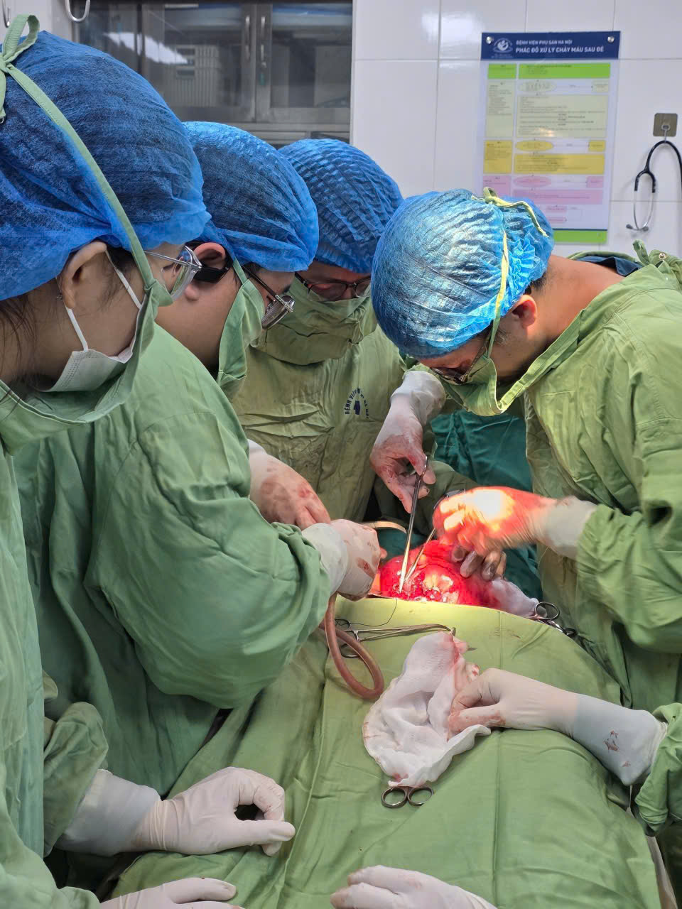 Tự ý dùng thuốc phá thai, nữ bệnh nhân nguy kịch vì vỡ tử cung - ảnh 1