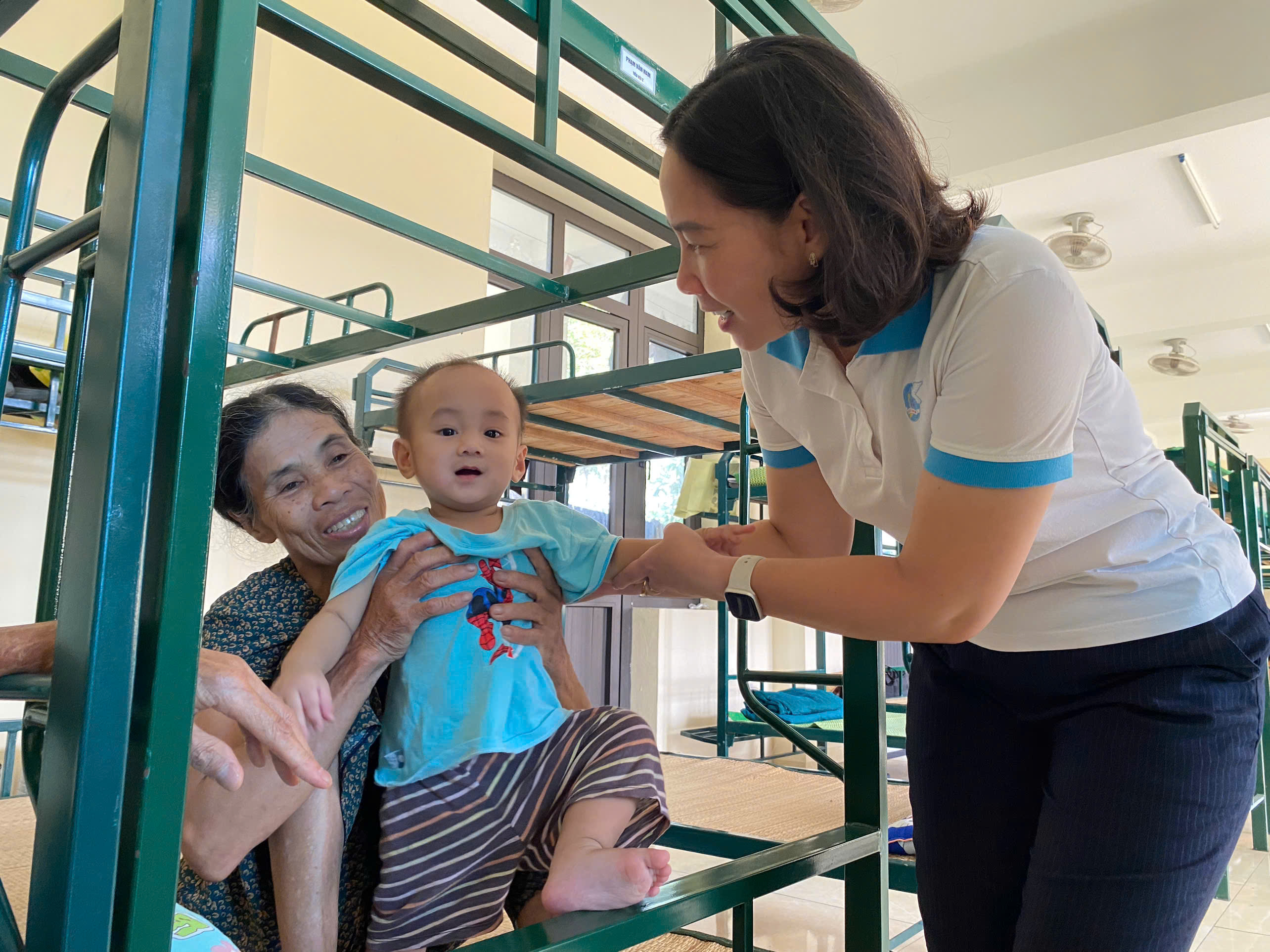 Hội LHPN Hà Nội và Sư đoàn Phòng không 361 chia sẻ khó khăn với người dân bị ảnh hưởng bởi bão lũ - ảnh 4