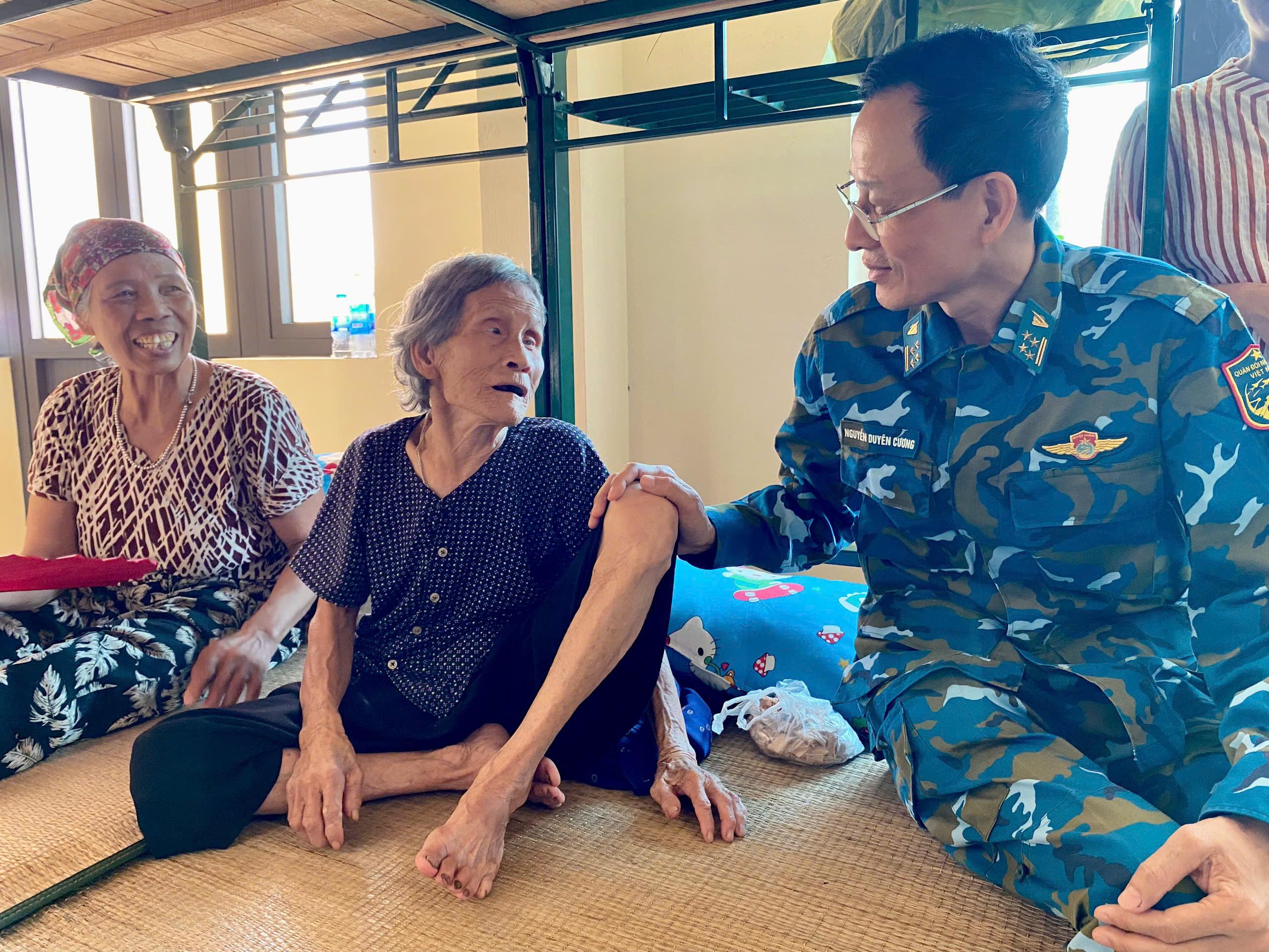 Hội LHPN Hà Nội và Sư đoàn Phòng không 361 chia sẻ khó khăn với người dân bị ảnh hưởng bởi bão lũ - ảnh 5