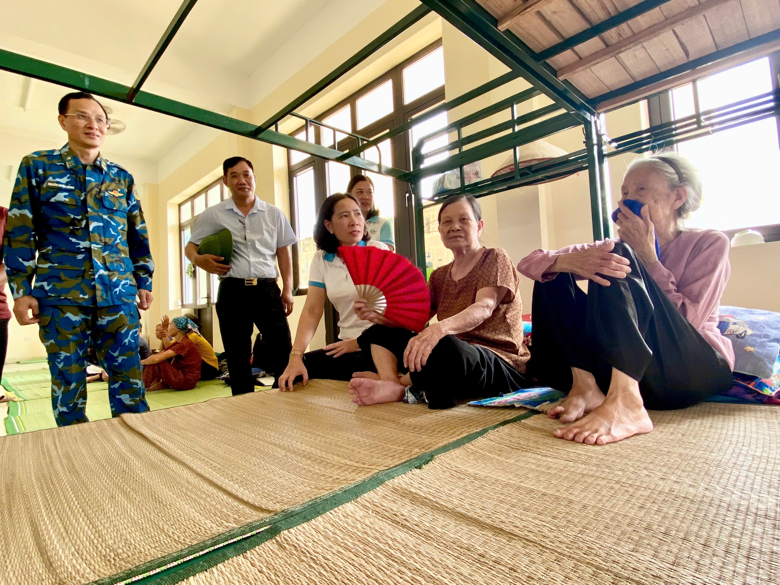 Hội LHPN Hà Nội và Sư đoàn Phòng không 361 chia sẻ khó khăn với người dân bị ảnh hưởng bởi bão lũ - ảnh 2