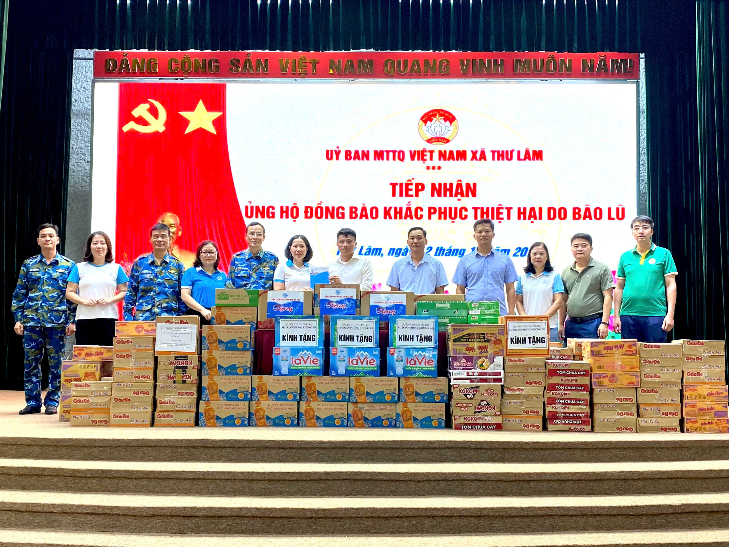 Hội LHPN Hà Nội và Sư đoàn Phòng không 361 chia sẻ khó khăn với người dân bị ảnh hưởng bởi bão lũ - ảnh 1