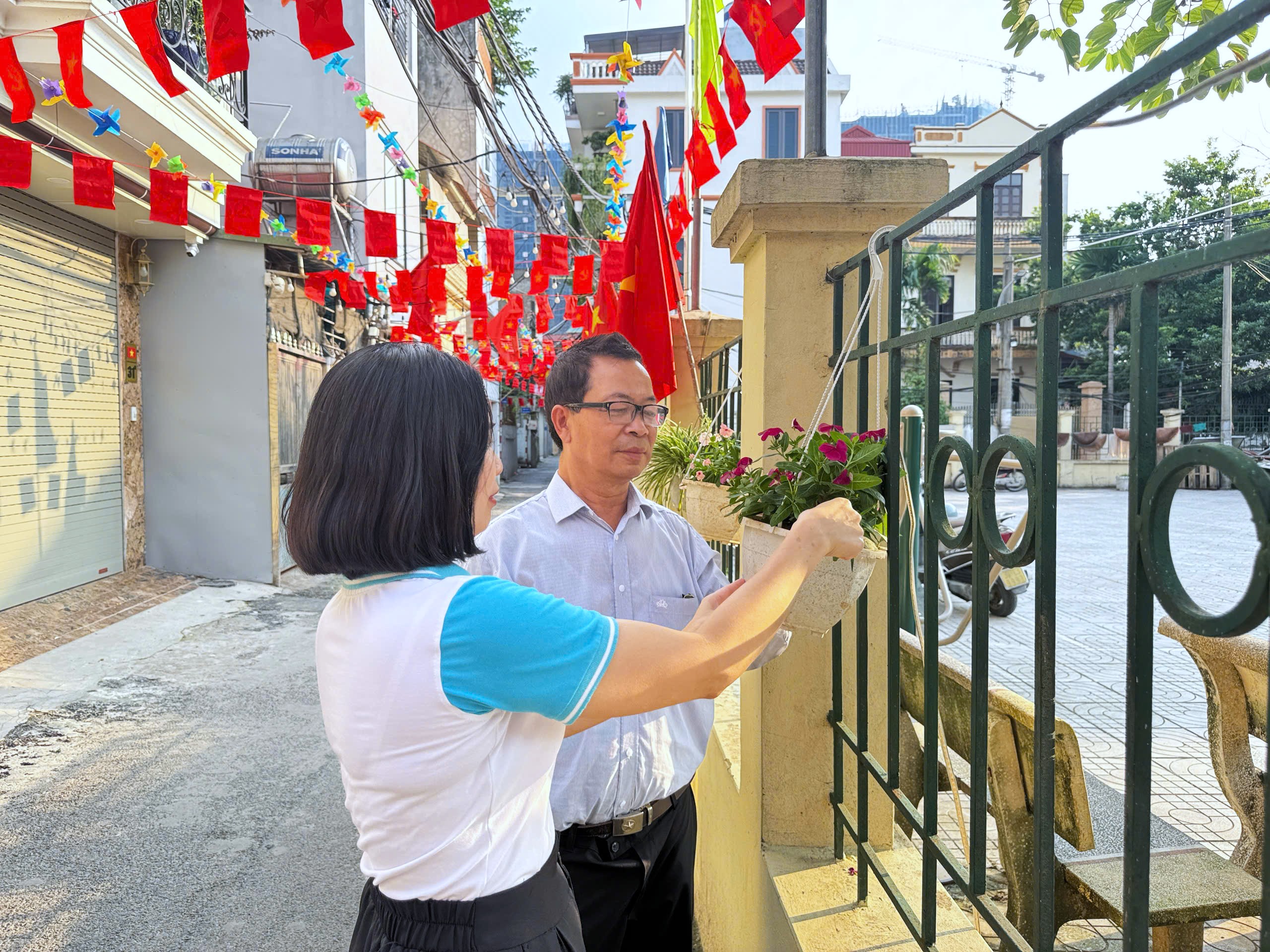 Hội LHPN phường Phú Thượng nghiệm thu công trình “Đoạn đường nở hoa” chào mừng 20/10 - ảnh 2