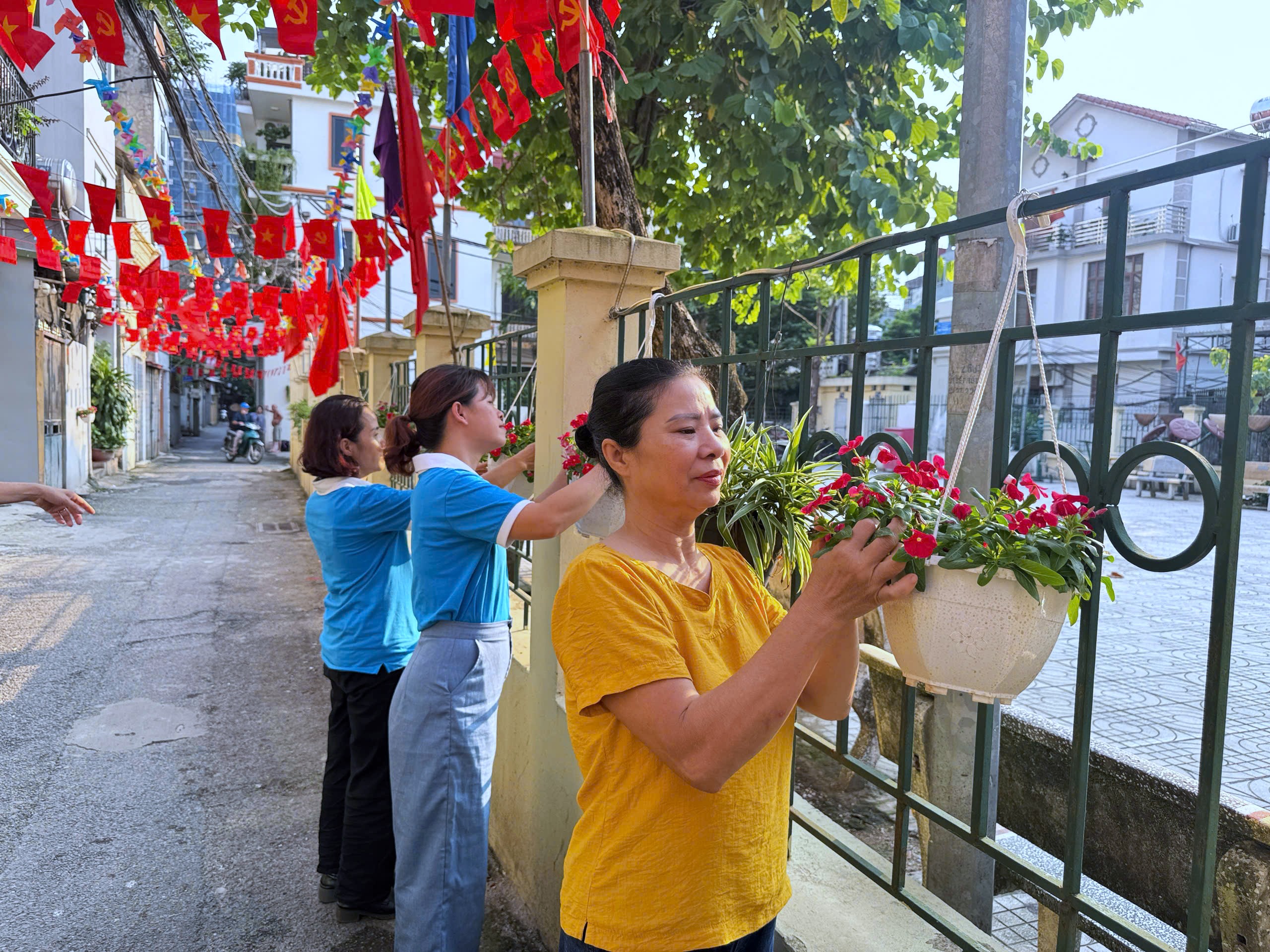 Hội LHPN phường Phú Thượng nghiệm thu công trình “Đoạn đường nở hoa” chào mừng 20/10 - ảnh 4