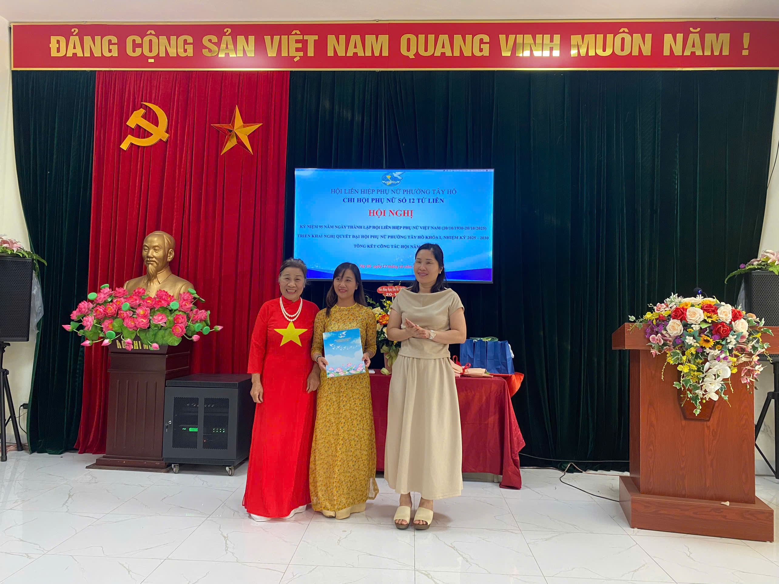 Phụ nữ Tây Hồ trang trọng kỷ niệm 95 năm ngày thành lập Hội LHPN Việt Nam và triển khai Nghị quyết nhiệm kỳ mới - ảnh 1