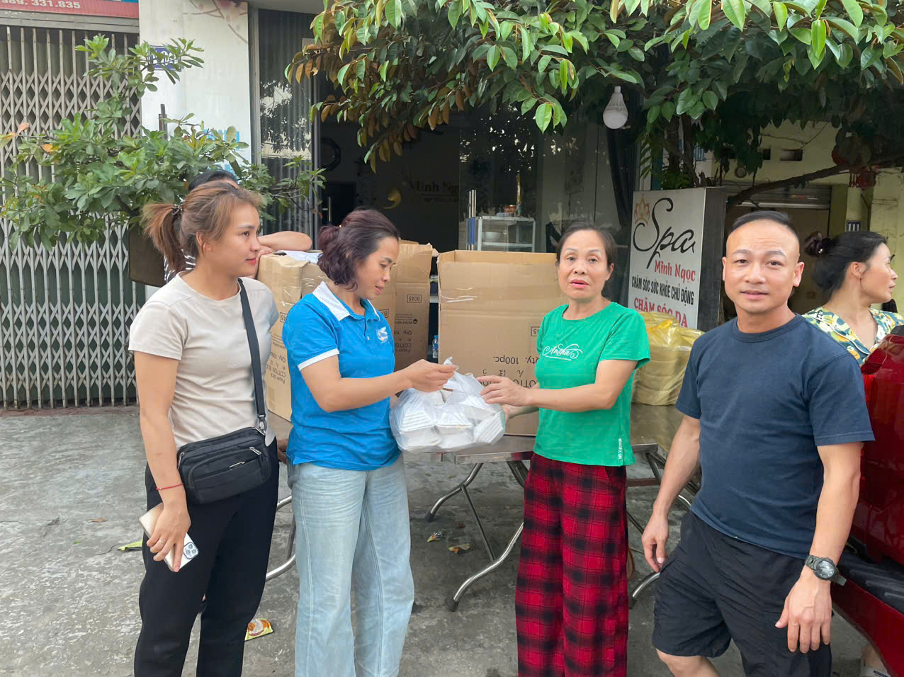 Ấm tình phụ nữ Phú Thượng giữa ngày bão lũ - ảnh 2